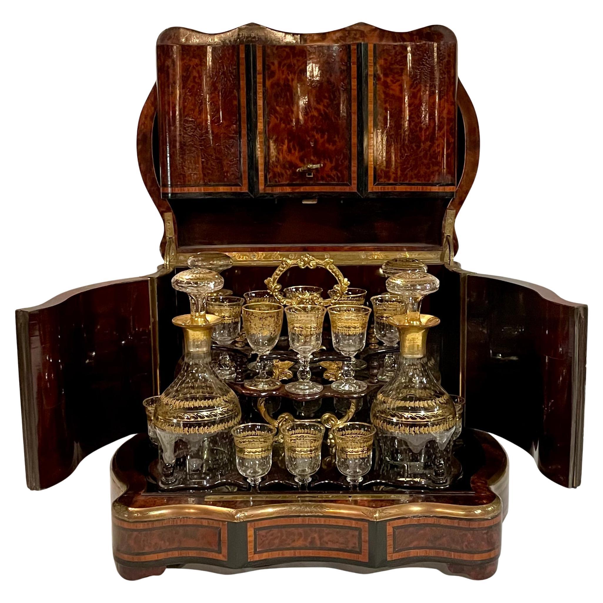 Antique French cave a liqueur con intarsio in legno esotico e cristallo tagliato originale con disegno a foglia d'oro, risalente a oltre 100 anni fa.
Chiuso:
11 1/2