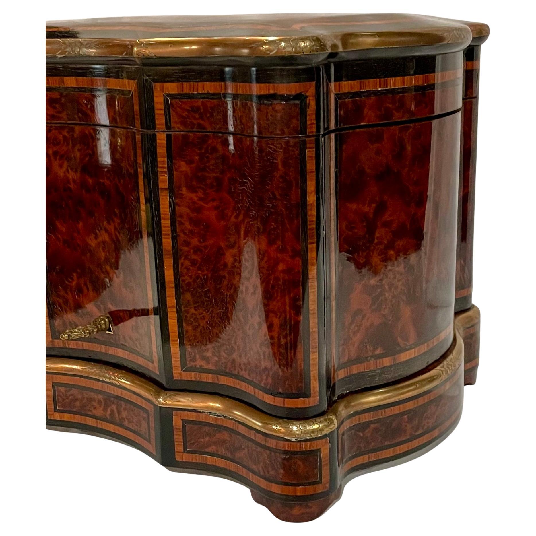 Antique French Cave a Liqueur con Cristallo Originale, oltre 100 anni fa in vendita 3