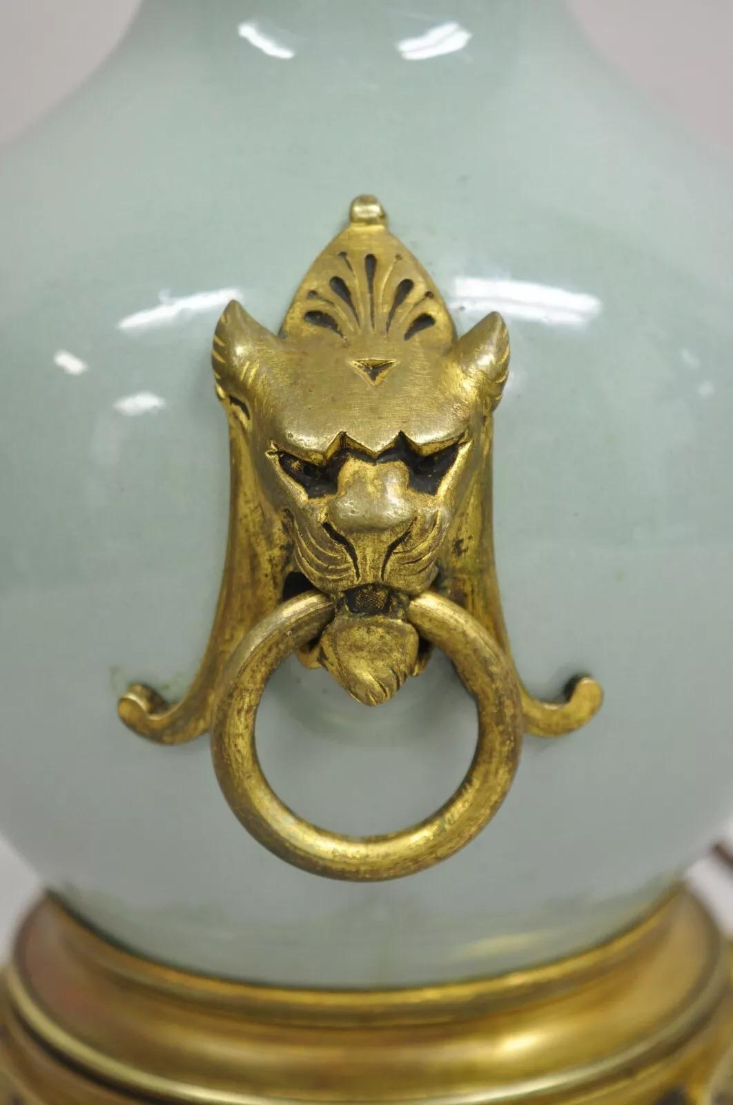 Ancienne lampe de bureau française en porcelaine bulbeuse vert céladon avec lion en bronze doré en vente 3