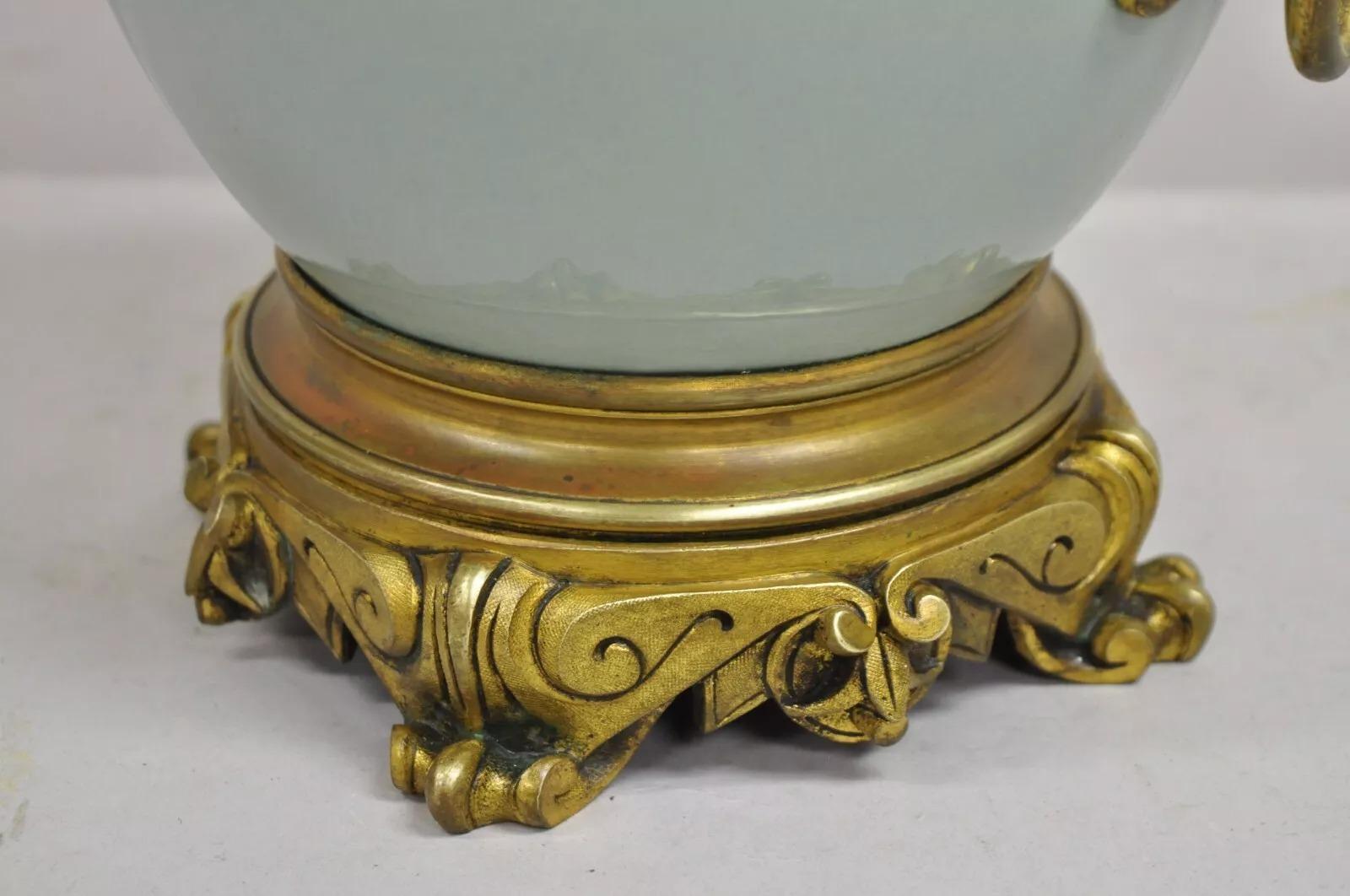 Ancienne lampe de bureau française en porcelaine bulbeuse vert céladon avec lion en bronze doré en vente 4