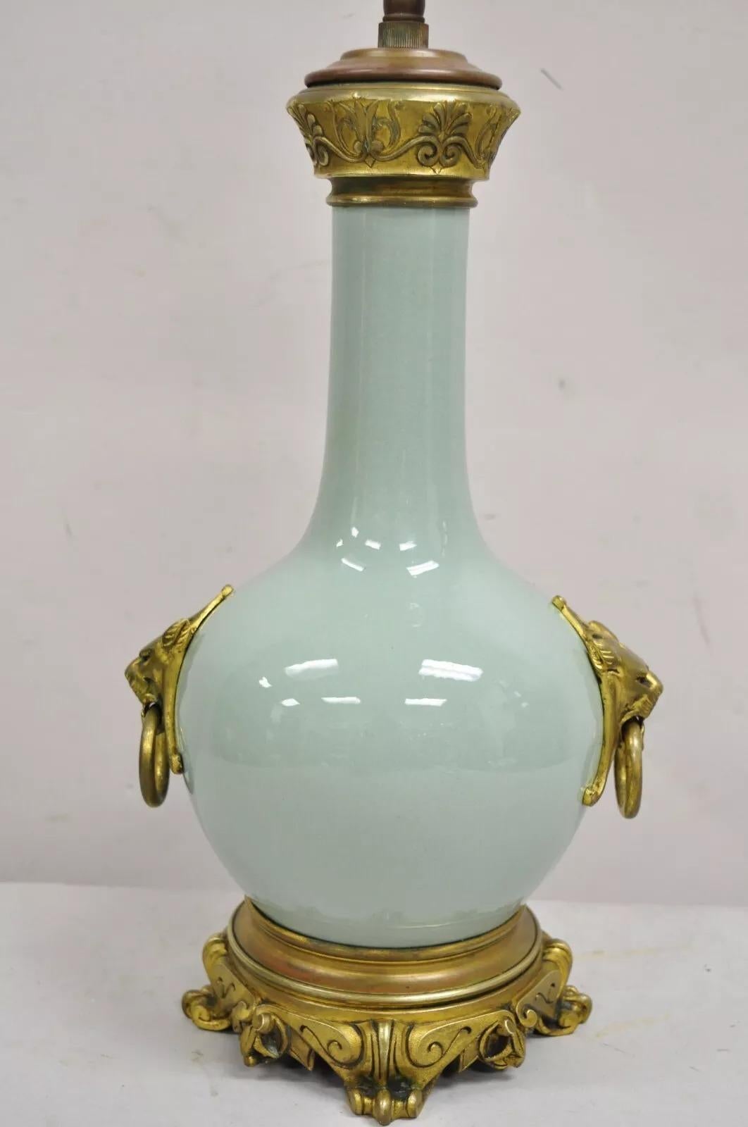 Ancienne lampe de bureau française en porcelaine bulbeuse vert céladon avec lion en bronze doré en vente 5