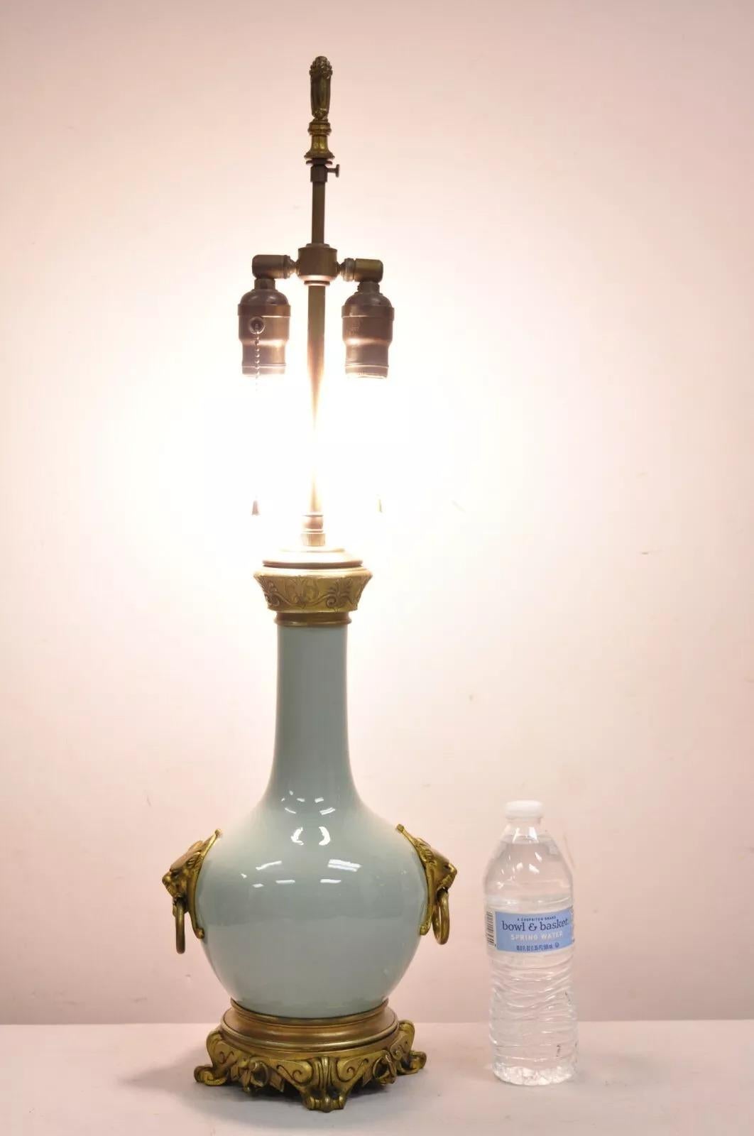 Ancienne lampe de table en porcelaine verte céladon avec lion en bronze et montures. Vers la fin du 19e siècle. Dimensions : 29,5