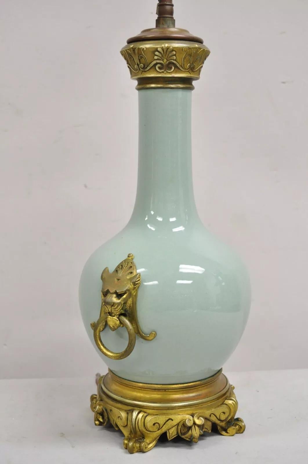Renaissance Ancienne lampe de bureau française en porcelaine bulbeuse vert céladon avec lion en bronze doré en vente