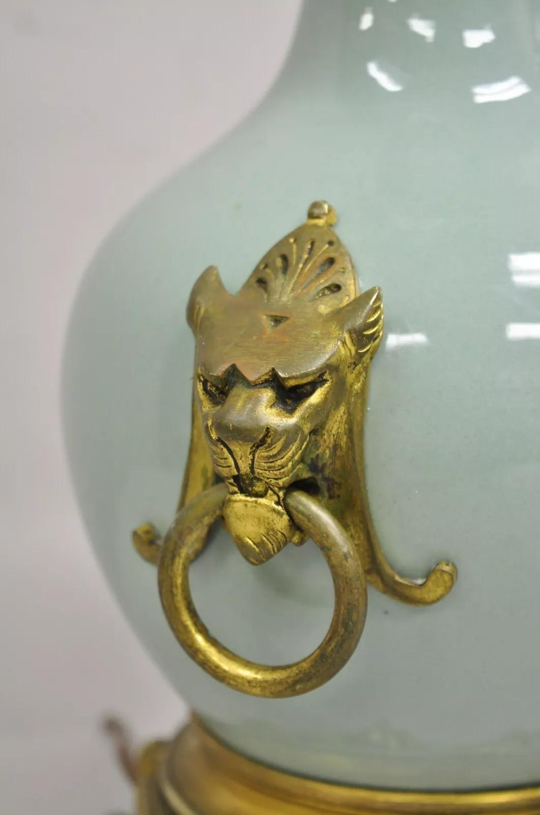 Inconnu Ancienne lampe de bureau française en porcelaine bulbeuse vert céladon avec lion en bronze doré en vente