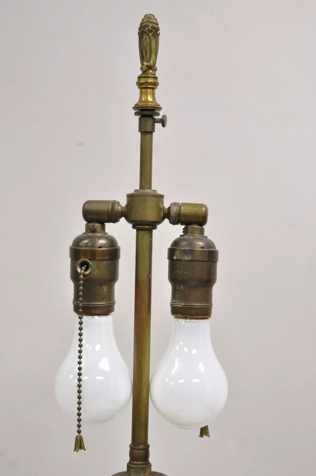Ancienne lampe de bureau française en porcelaine bulbeuse vert céladon avec lion en bronze doré Bon état - En vente à Philadelphia, PA