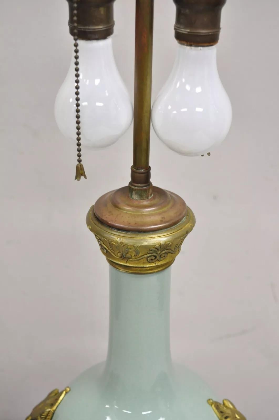 XIXe siècle Ancienne lampe de bureau française en porcelaine bulbeuse vert céladon avec lion en bronze doré en vente