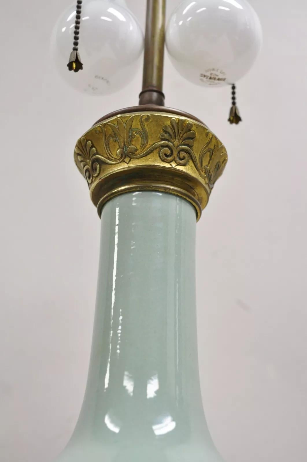 Porcelaine Ancienne lampe de bureau française en porcelaine bulbeuse vert céladon avec lion en bronze doré en vente