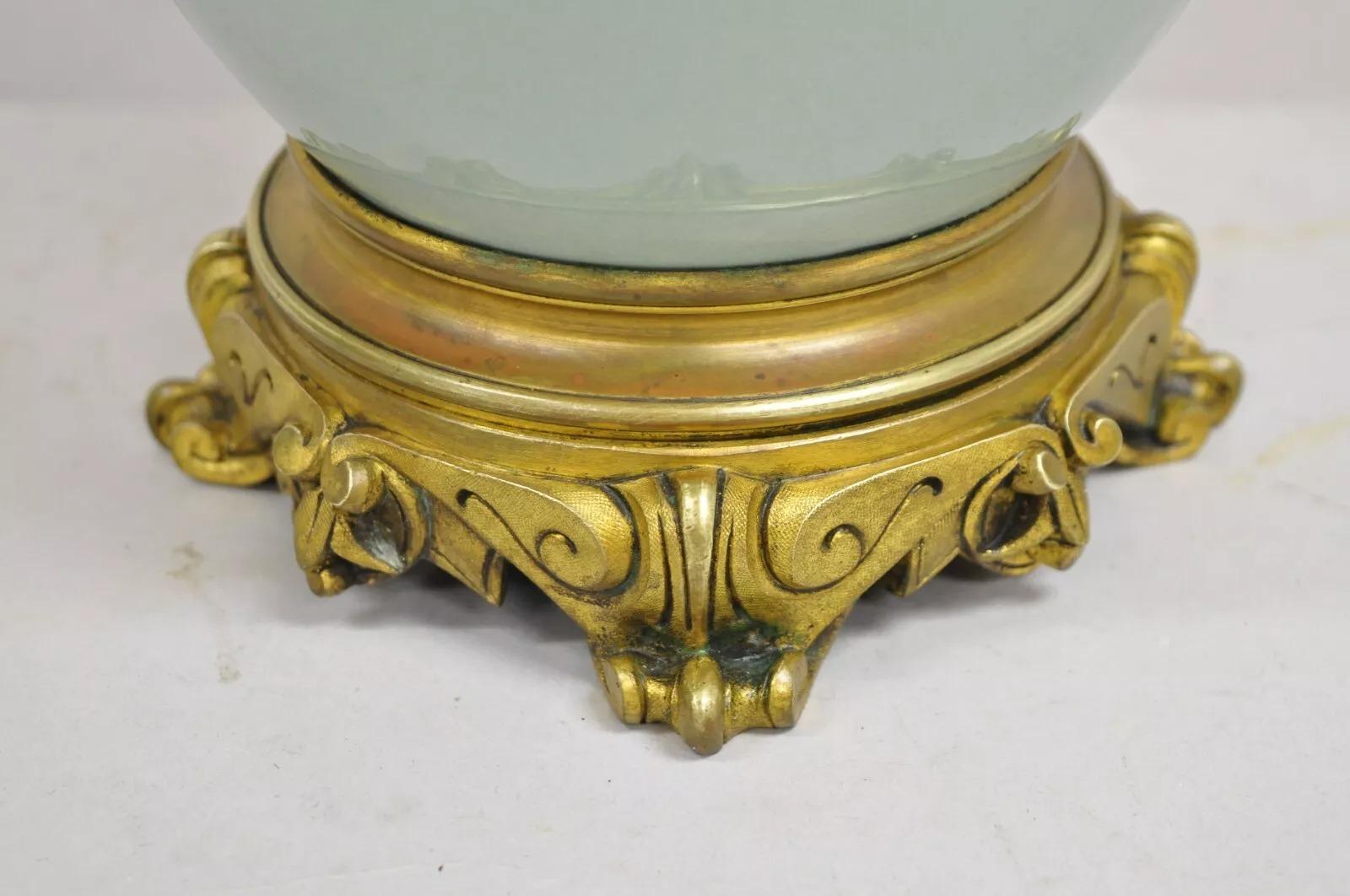 Ancienne lampe de bureau française en porcelaine bulbeuse vert céladon avec lion en bronze doré en vente 1