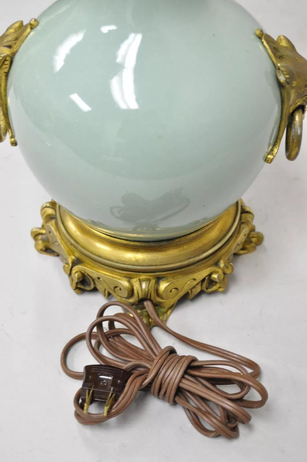 Ancienne lampe de bureau française en porcelaine bulbeuse vert céladon avec lion en bronze doré en vente 2
