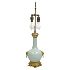 Antique French Lámpara de Sobremesa de Porcelana Verde Celadón Bulbosa con León de Bronce Ormolu