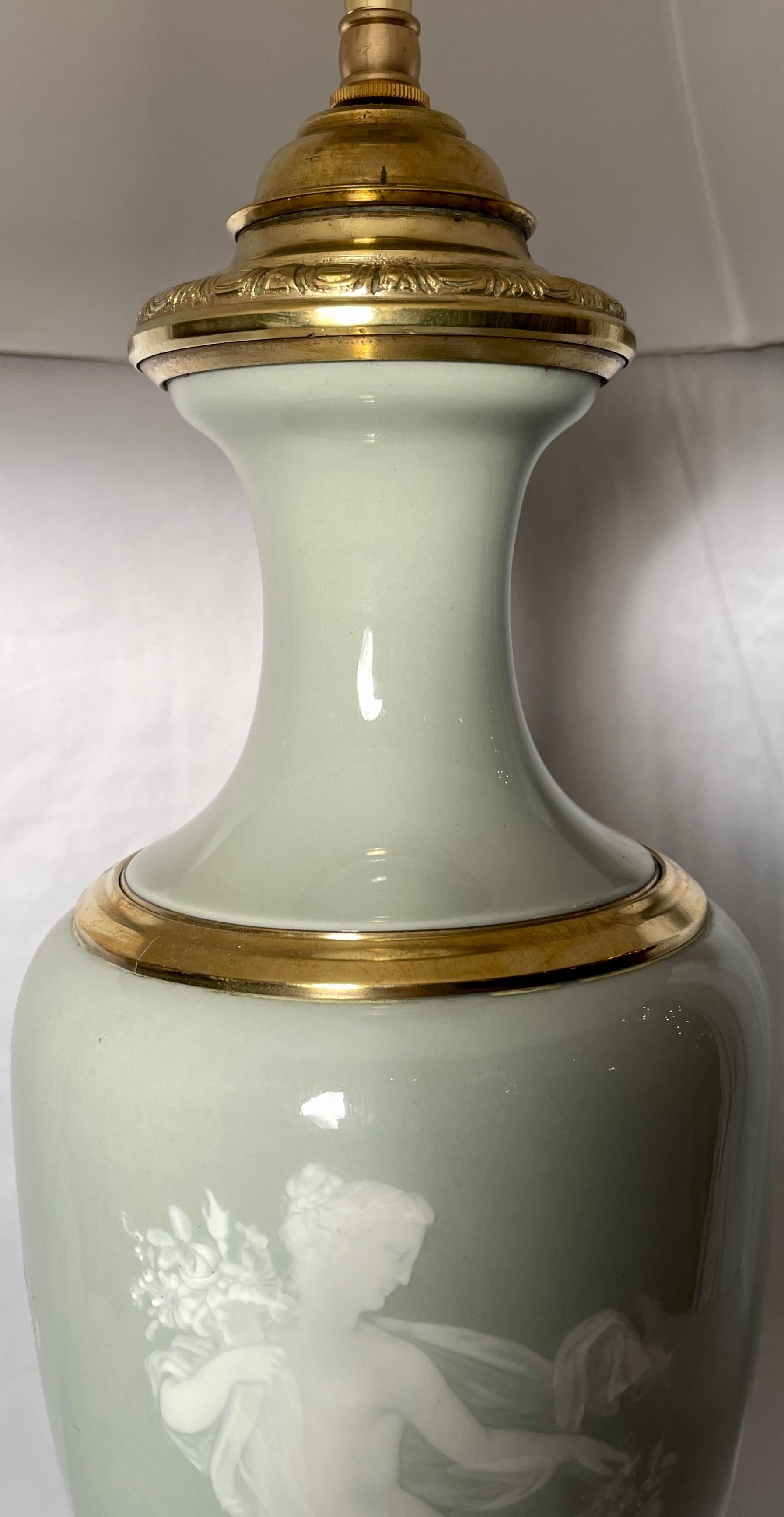 Français Ancienne lampe française en porcelaine céladon « Pate Sur Pate » et bronze doré, vers 1900 en vente
