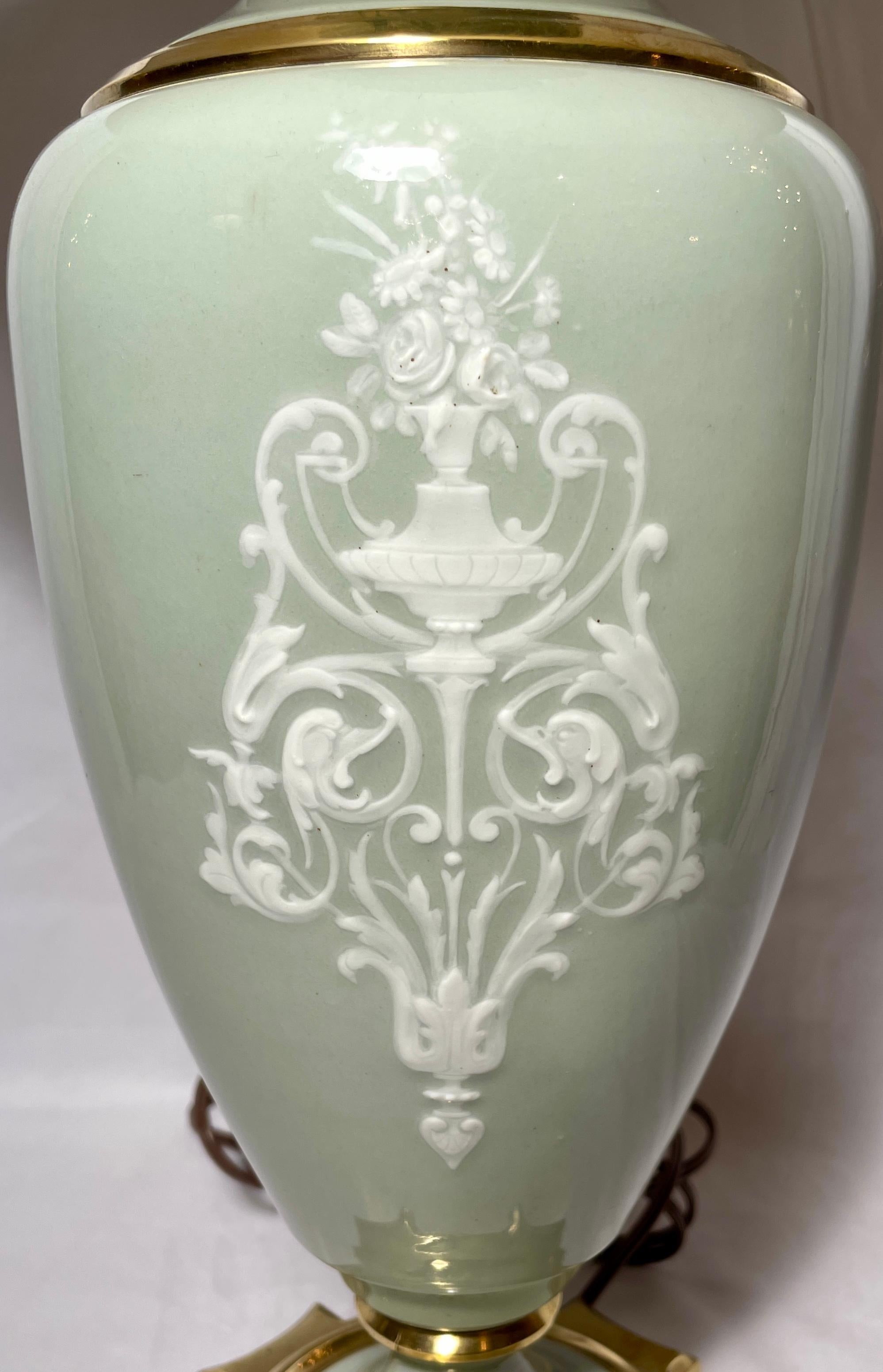 20ième siècle Ancienne lampe française en porcelaine céladon « Pate Sur Pate » et bronze doré, vers 1900 en vente