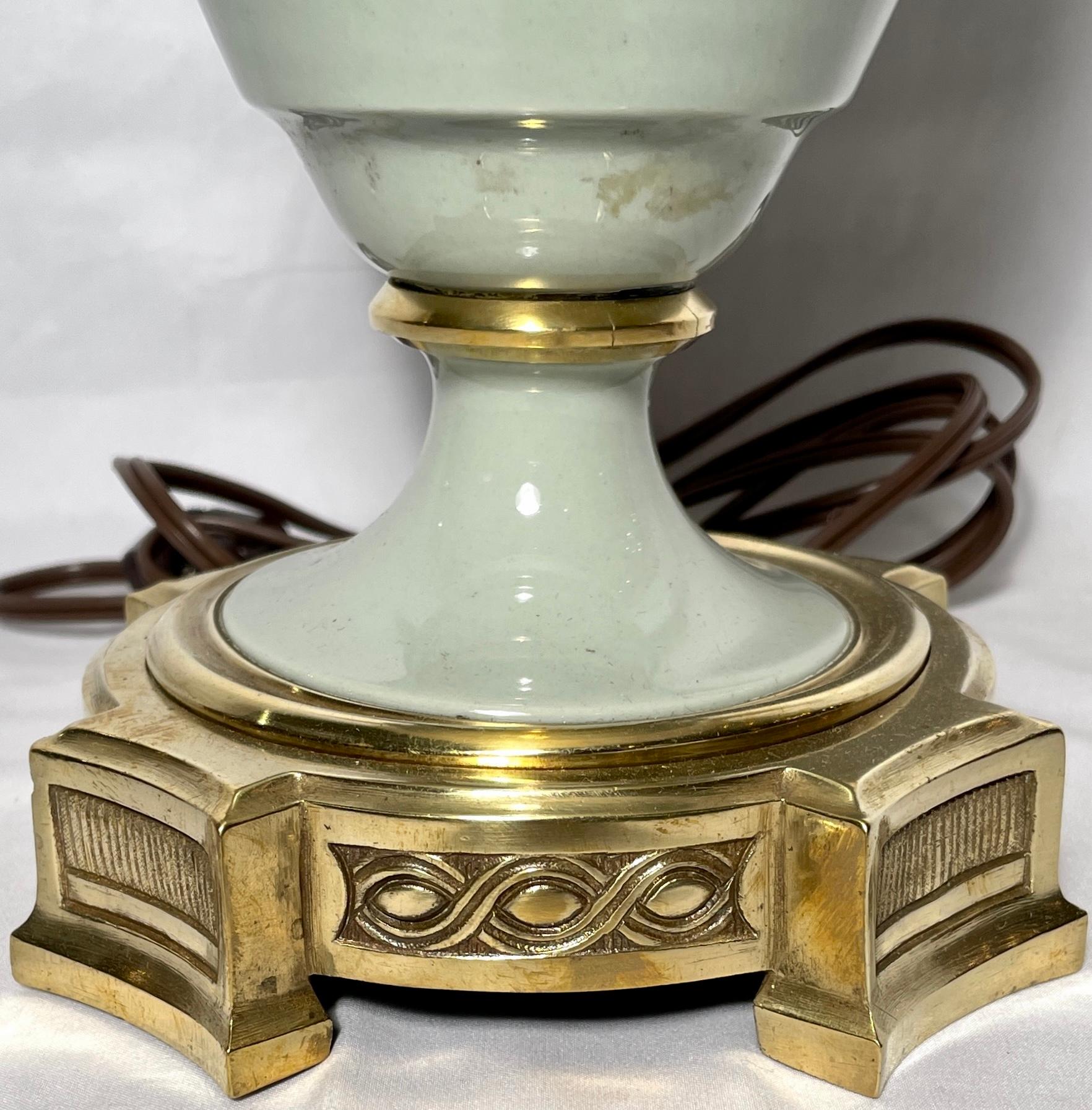 Bronze Ancienne lampe française en porcelaine céladon « Pate Sur Pate » et bronze doré, vers 1900 en vente