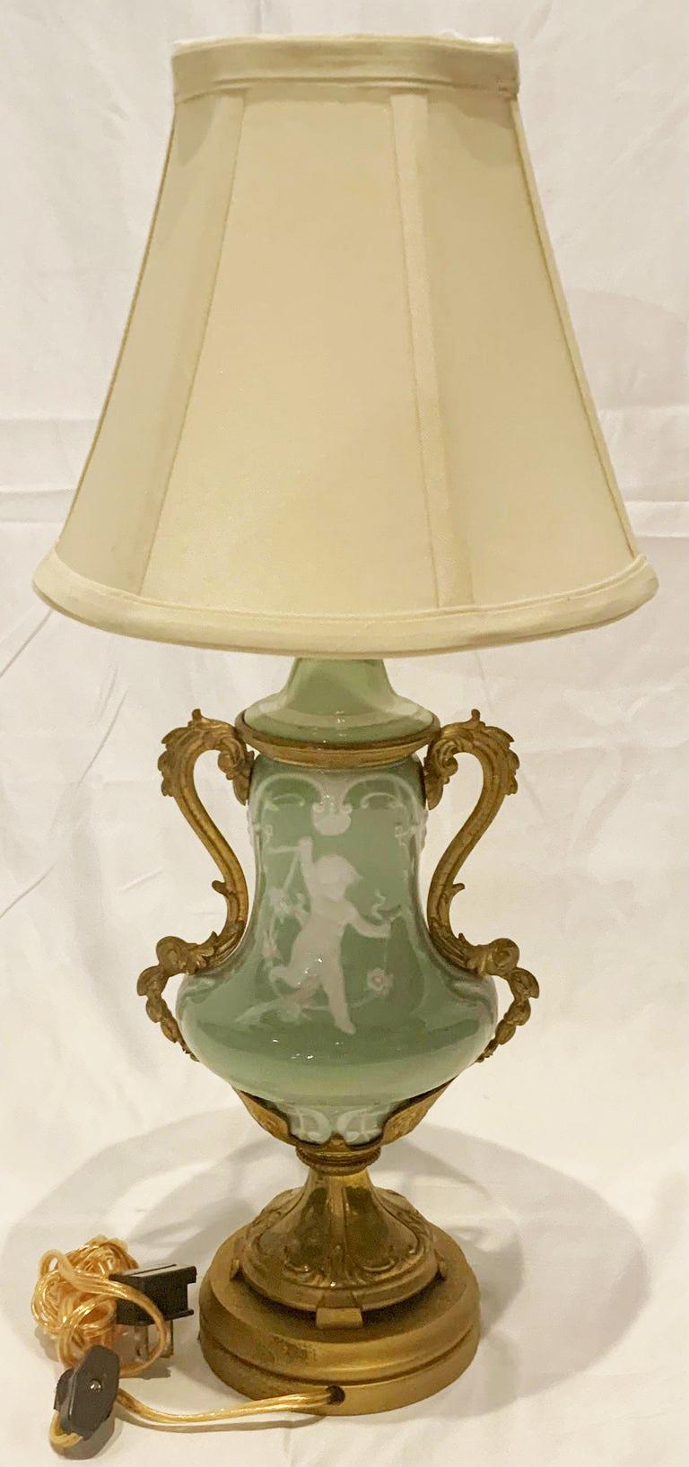 Petite lampe ancienne française en porcelaine céladon avec montures en bronze d'or, Circa 1880's.