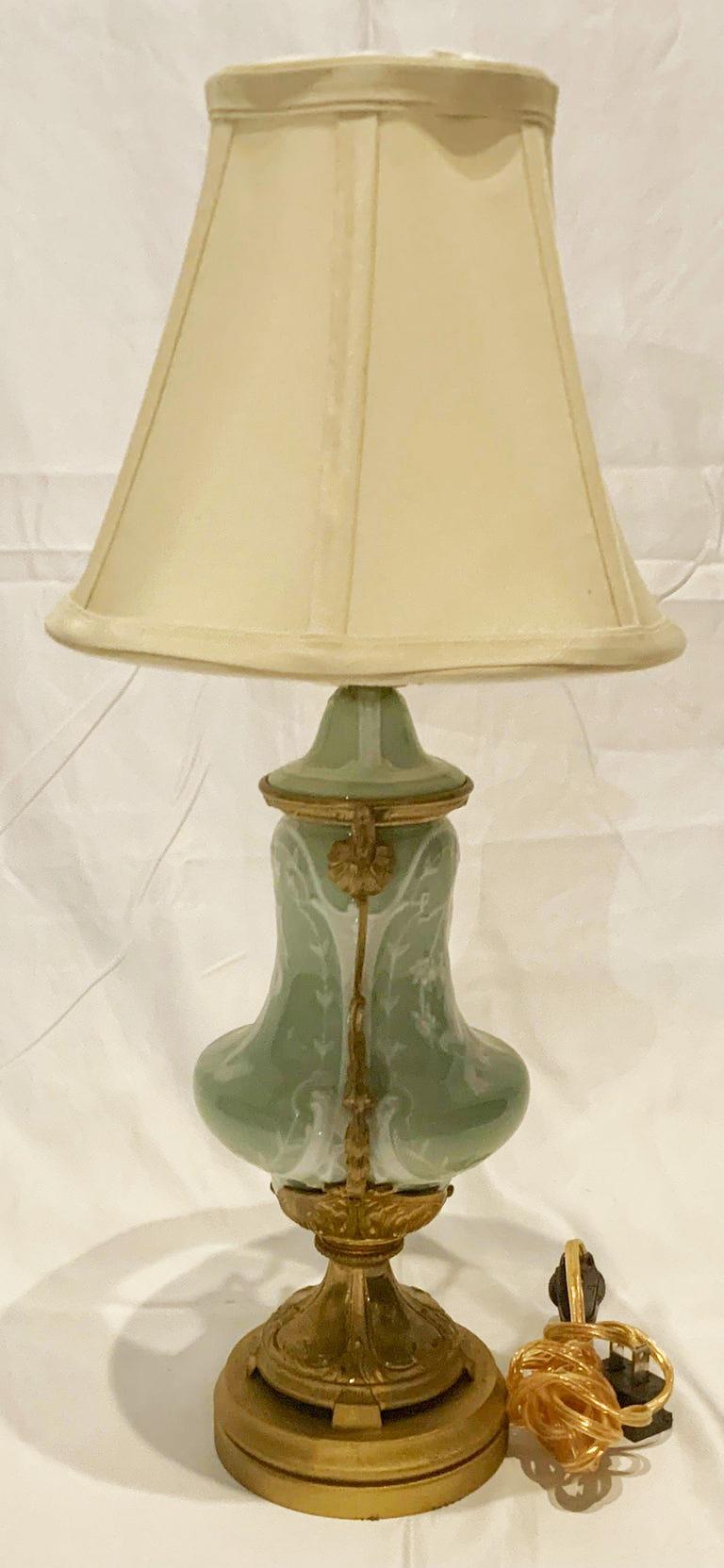 Français Lampe française ancienne en porcelaine céladon avec montures en bronze d'or, vers les années 1880 en vente