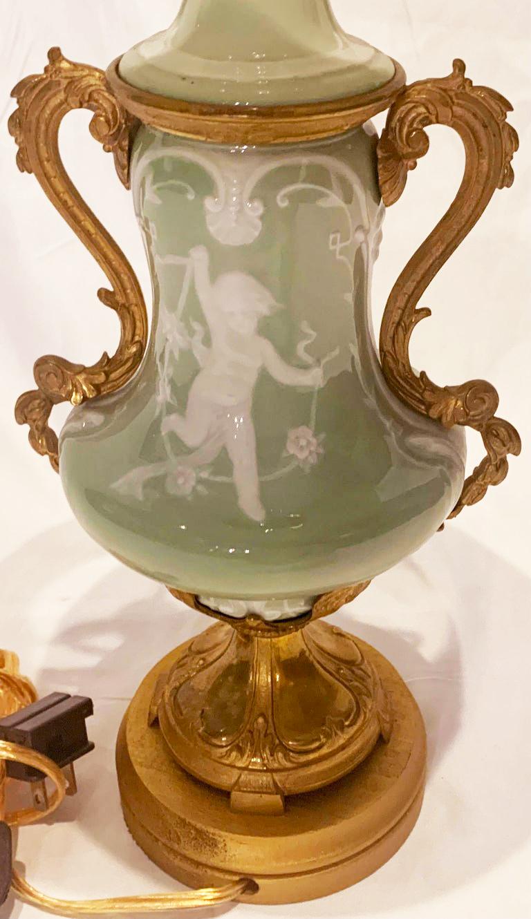 XIXe siècle Lampe française ancienne en porcelaine céladon avec montures en bronze d'or, vers les années 1880 en vente
