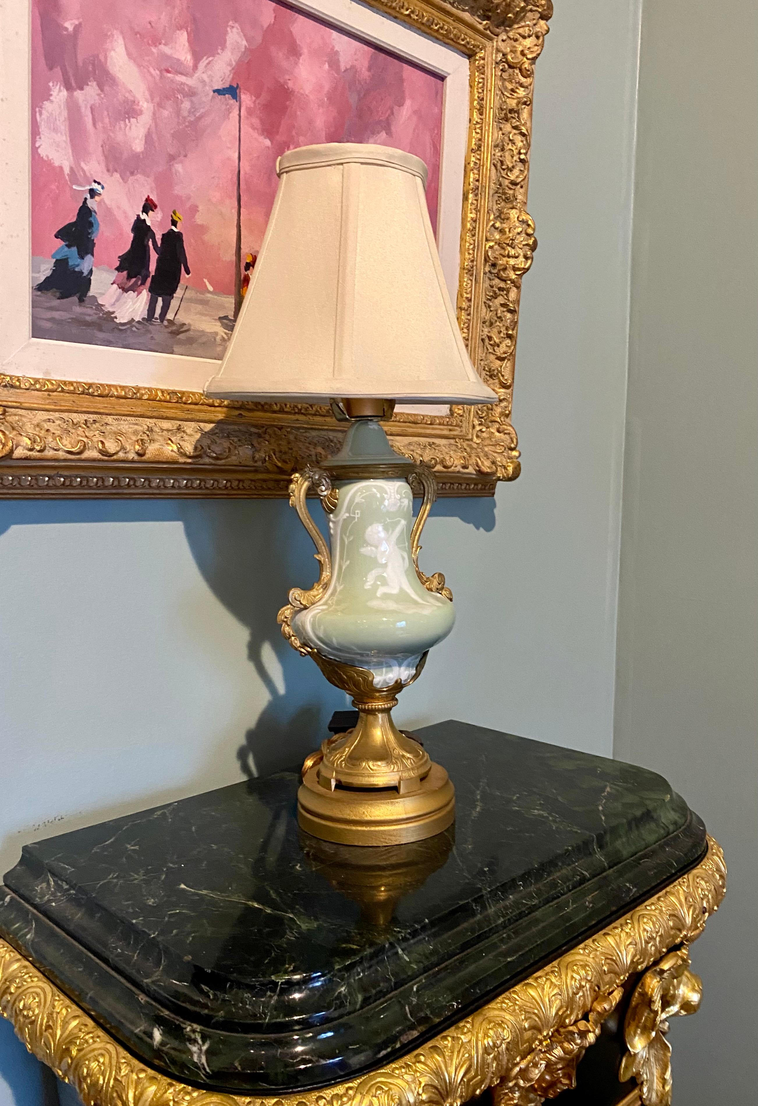 Bronze Lampe française ancienne en porcelaine céladon avec montures en bronze d'or, vers les années 1880 en vente