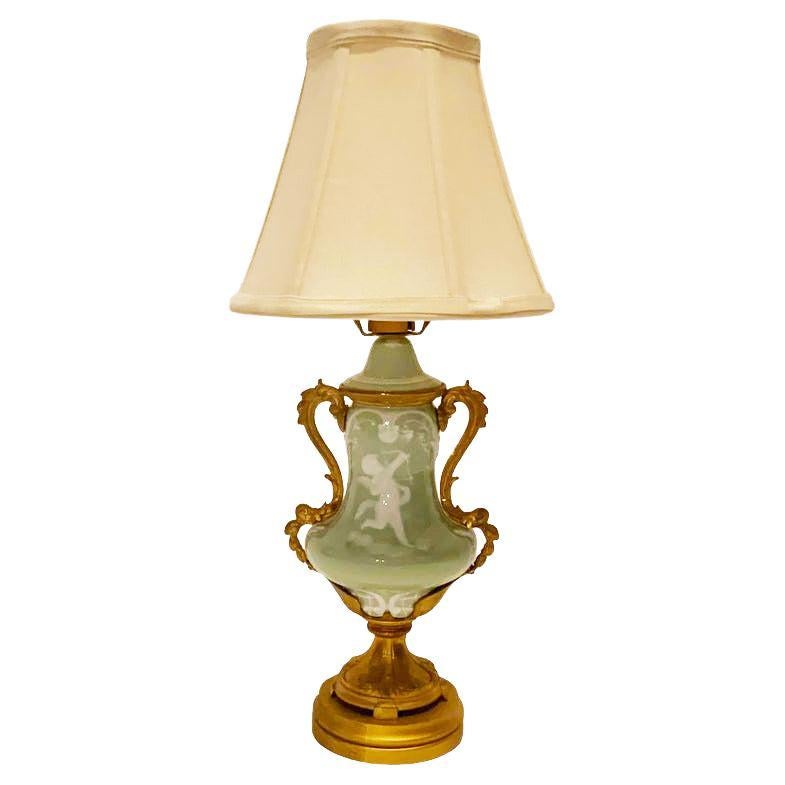 Lampe française ancienne en porcelaine céladon avec montures en bronze d'or, vers les années 1880