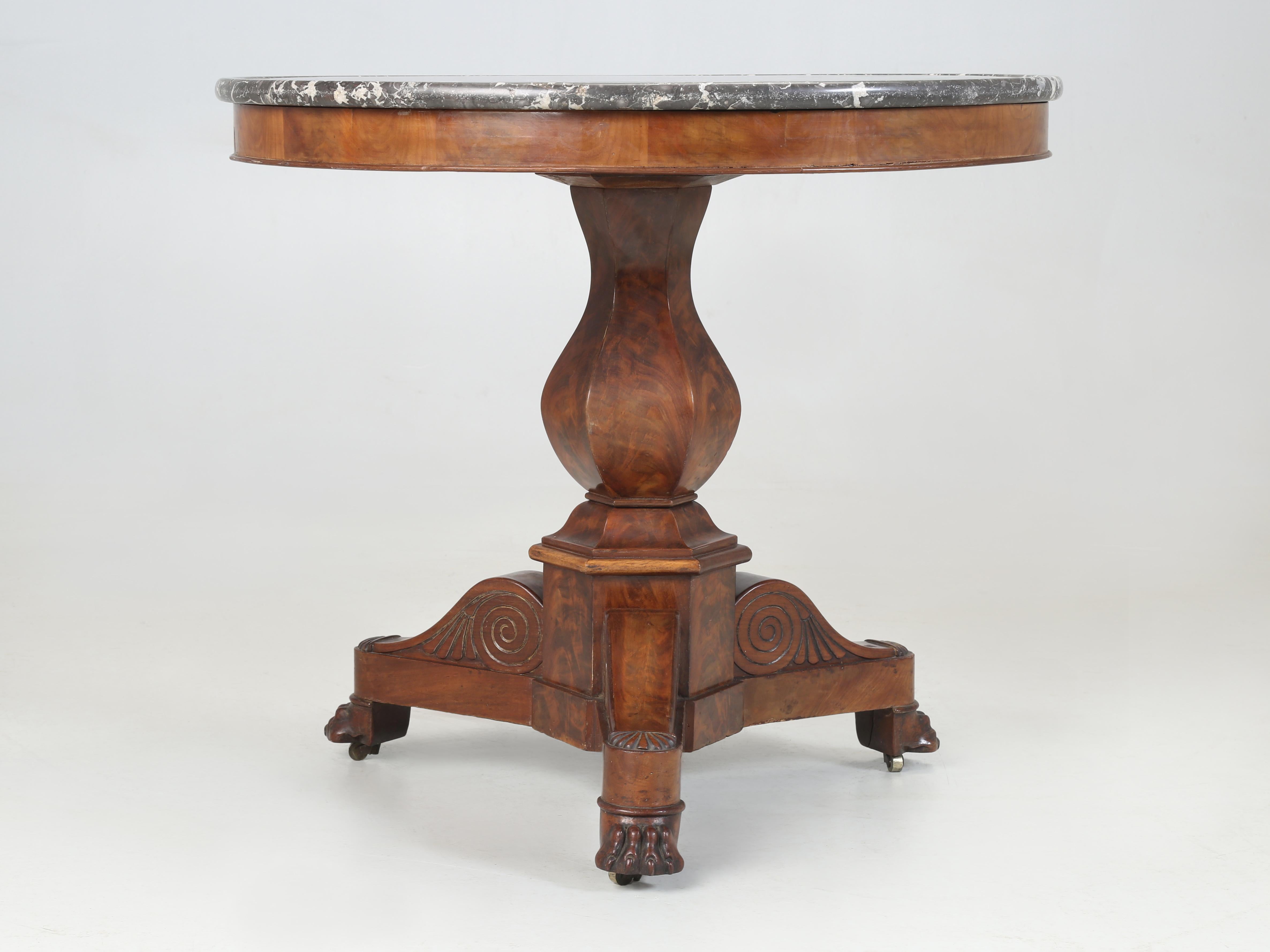 Antigua mesa de salón francesa redonda hecha a mano con caoba y mármol de Santa Ana, procedente de la cordillera de los Pirineos, en el suroeste de Francia. La Mesa de Salón Central data de mediados del siglo XIX y pertenece al estilo denominado