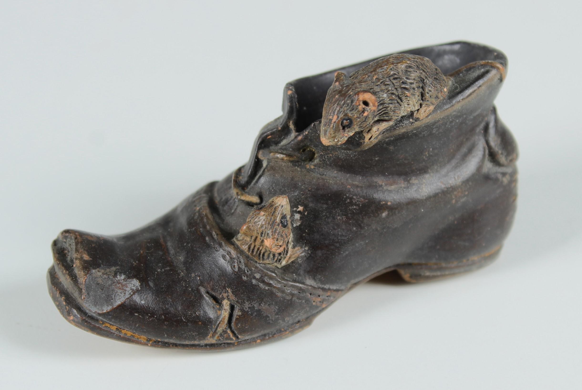 Antike französische Keramik, Schuh mit Mice, um 1900 (Gemalt) im Angebot