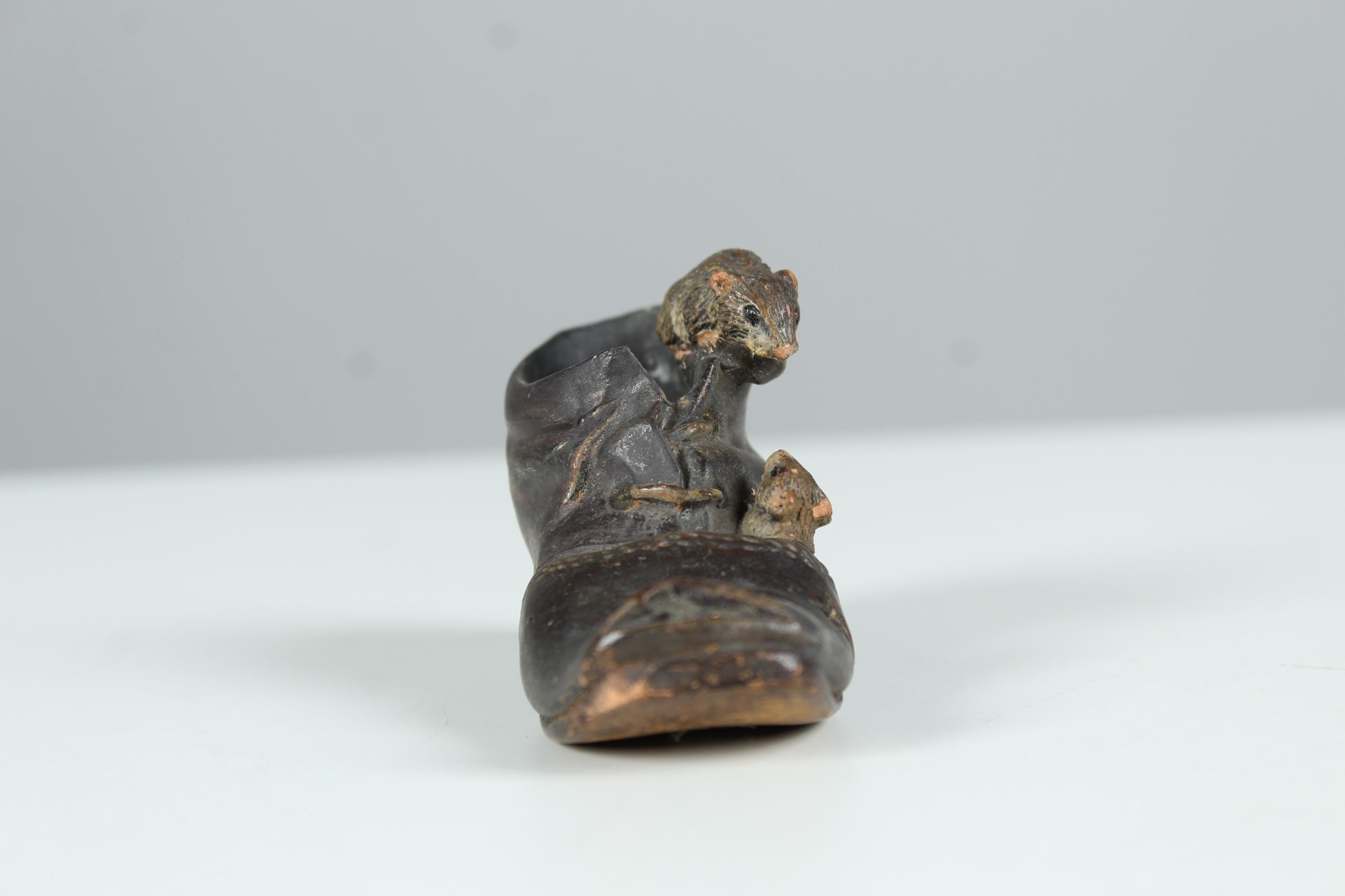 Antike französische Keramik, Schuh mit Mice, um 1900 im Angebot 1