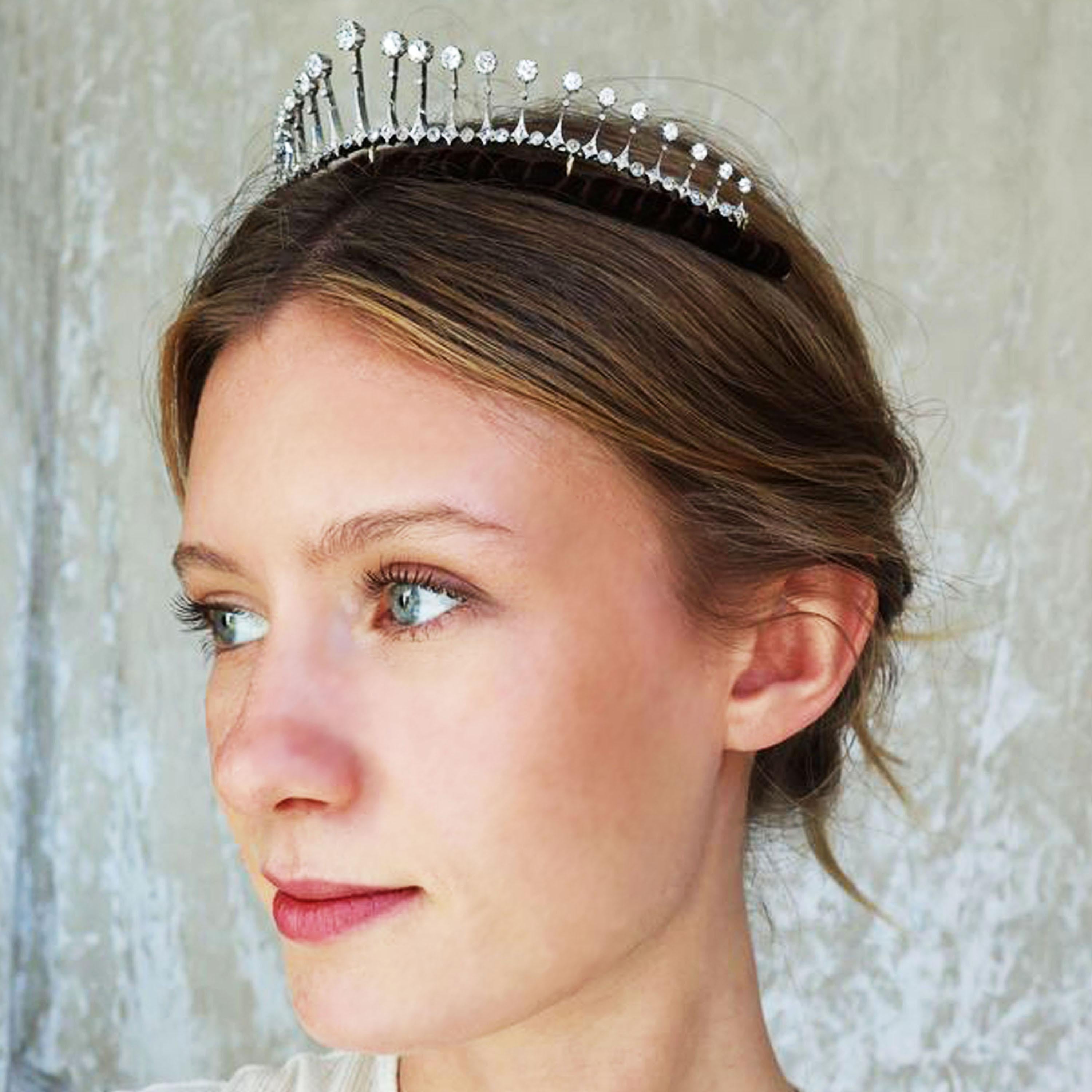 Un'antica collana francese con diadema a frange di diamanti, con diamanti taglio rosa in montatura a sfregamento, alternati a gocce graduali di diamanti taglio vecchio, con un peso totale stimato di 12,00 ct di diamanti; la parte posteriore si