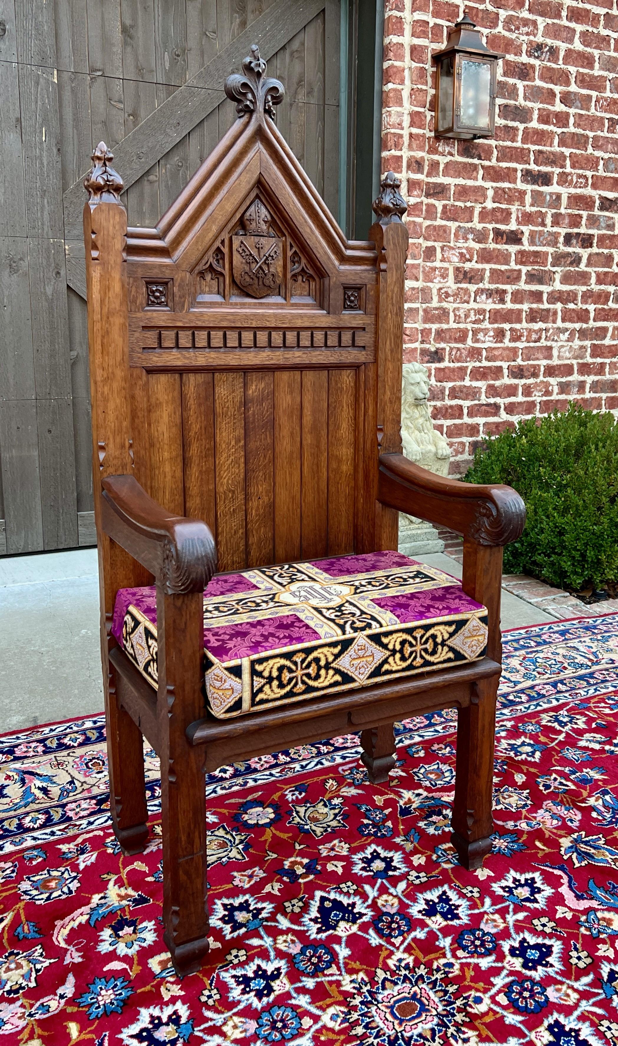 Neogotico Antique French Chair Gothic Revival Bishops Throne Altar Chair Cushion Oak 19thC in vendita