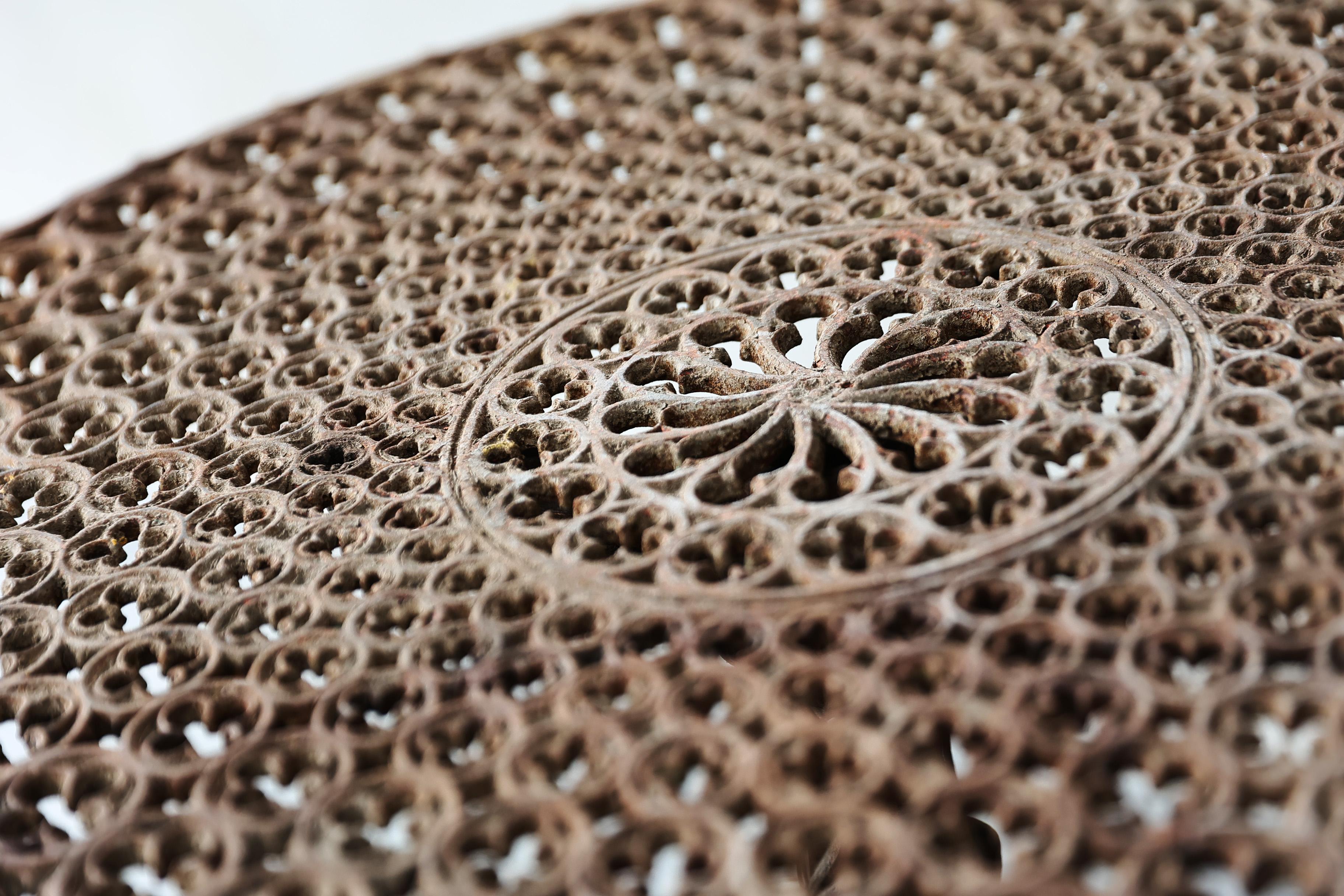 Cette table en fonte française ancienne du 19e siècle provenant de Paris présente un savoir-faire unique et un attrait intemporel. Avec ses volutes complexes et sa taille compacte et polyvalente, cette table capture le charme du design parisien
