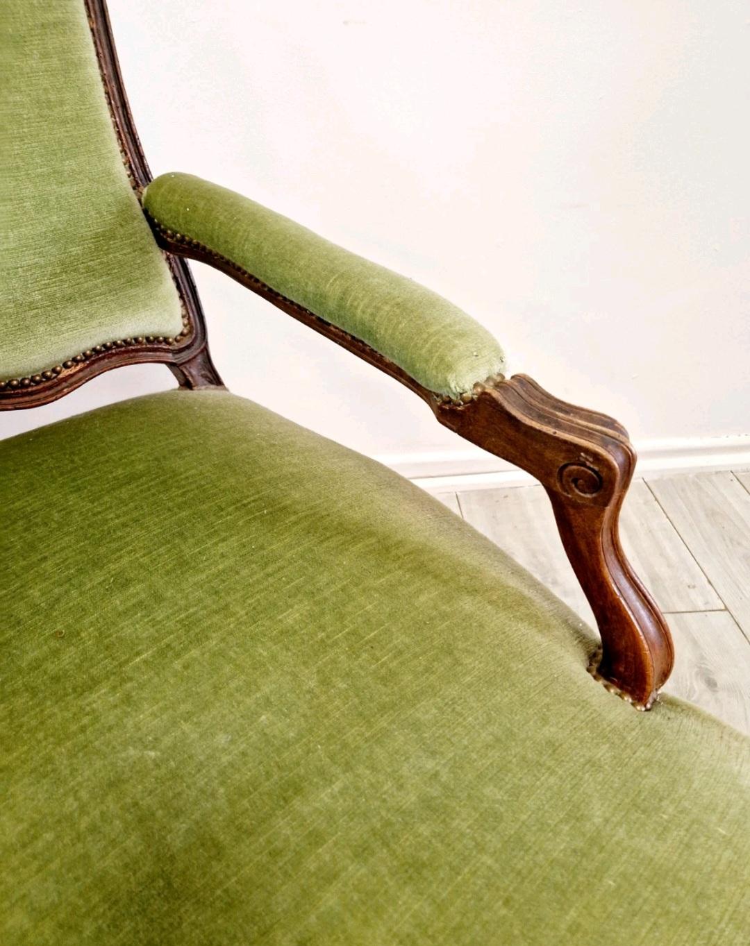 Dieser antike französische Chaiselongue-Sessel aus der Mitte des 19. Jahrhunderts strahlt mit seiner fabelhaften grünen Polsterung und dem komplizierten Scroll-Arm-Design Eleganz und Raffinesse aus. Der originelle französische Stil und die robuste