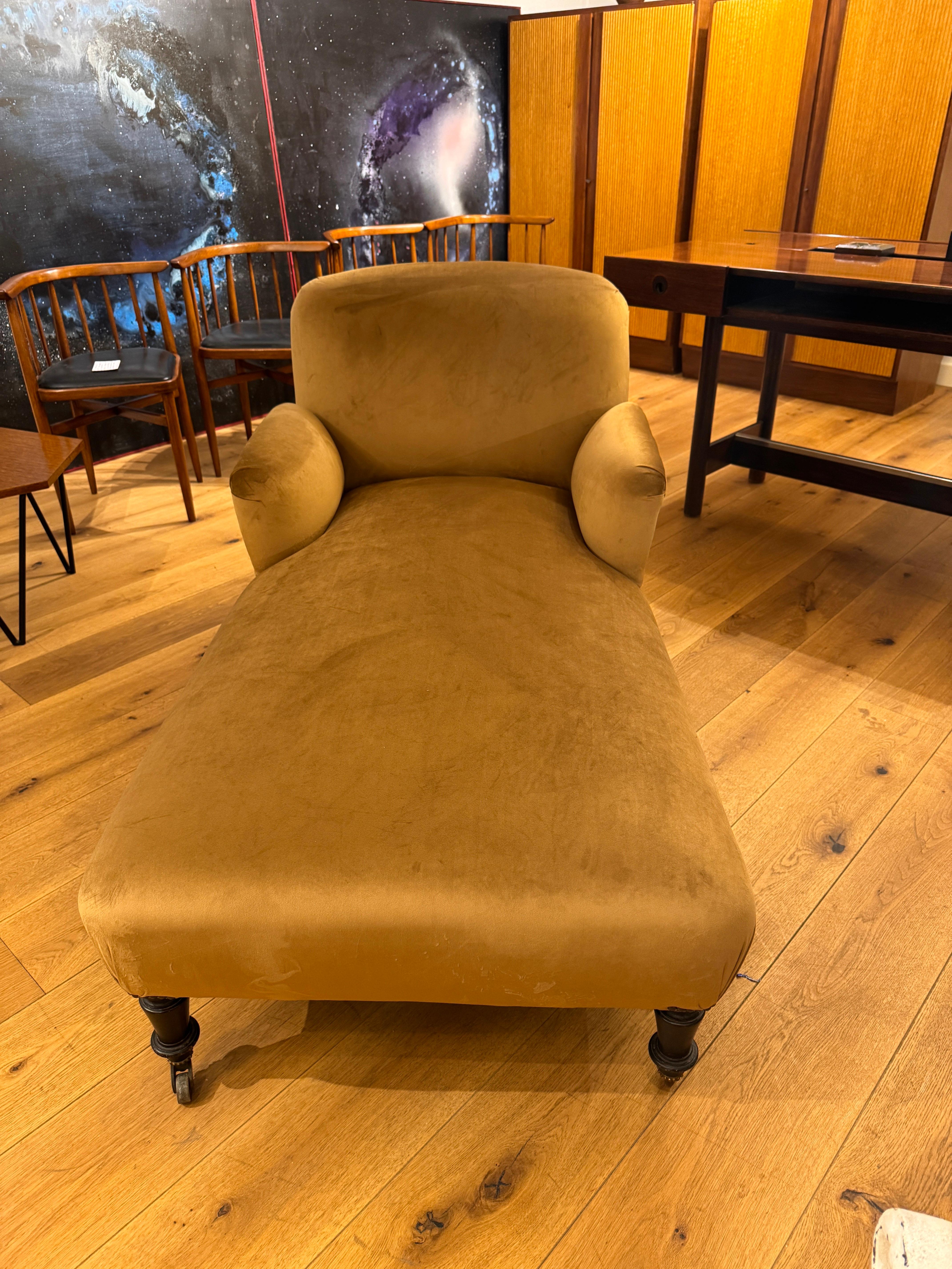 Fabulosa chaise longue Napoleón lll del siglo XIX, bellamente tapizada en exuberante terciopelo dorado antiguo, sobre cuatro patas talladas a mano con ruedas. 
Francia C1850 
Enviamos a todo el mundo a precios competitivos . 