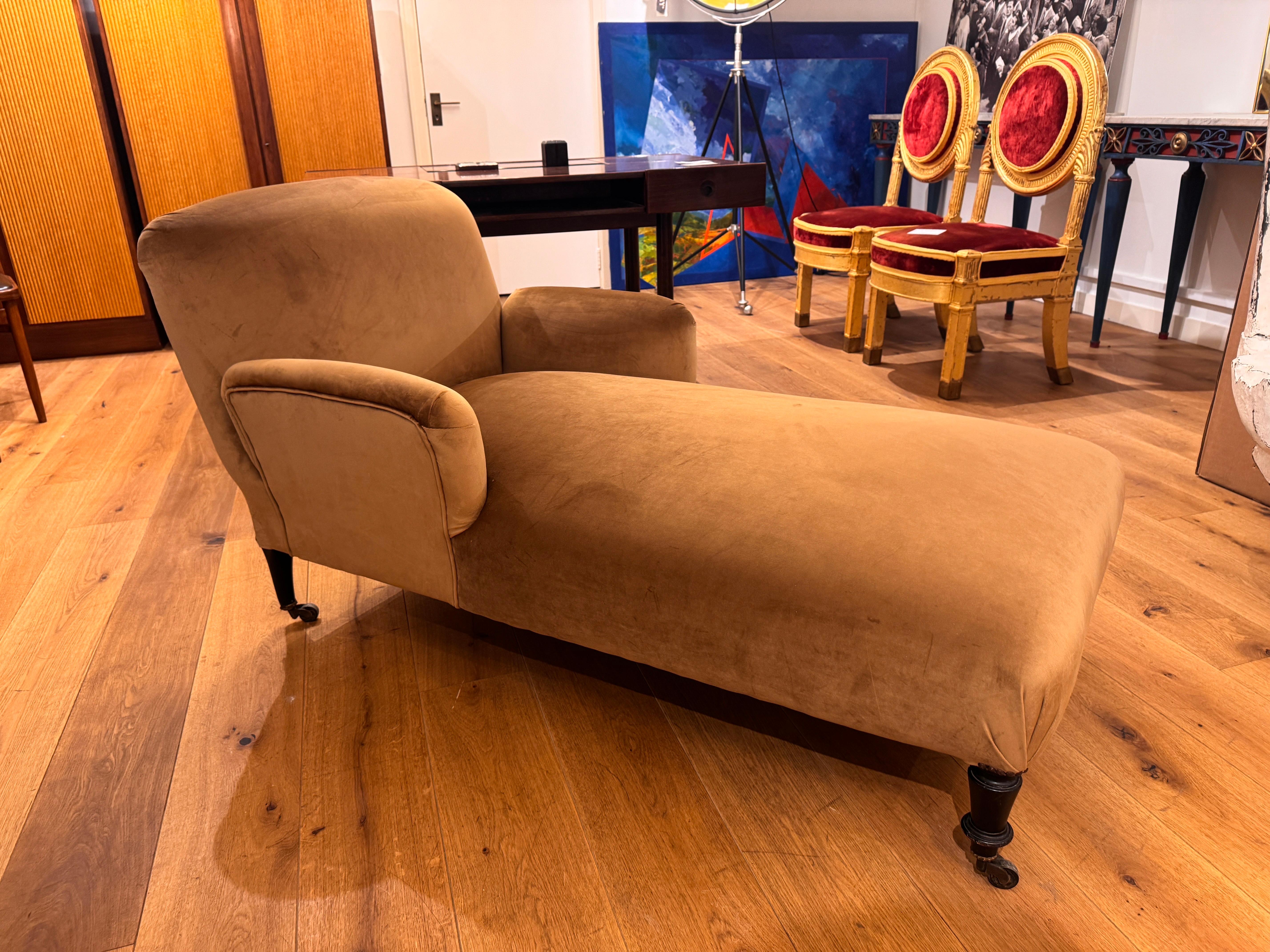 Chaise longue Antique French recién tapizada en terciopelo dorado Latón en venta