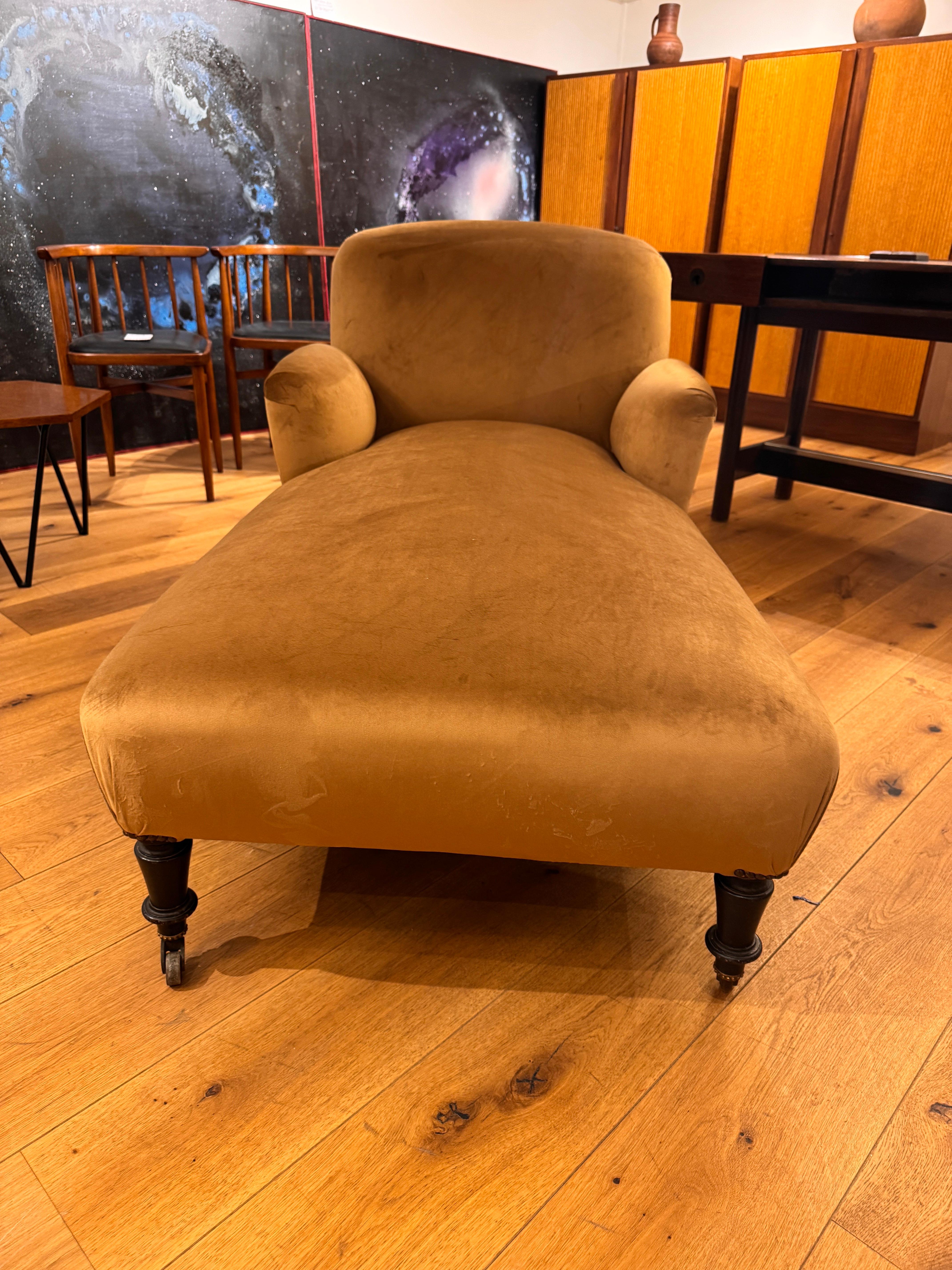 Chaise longue Antique French recién tapizada en terciopelo dorado en venta 1