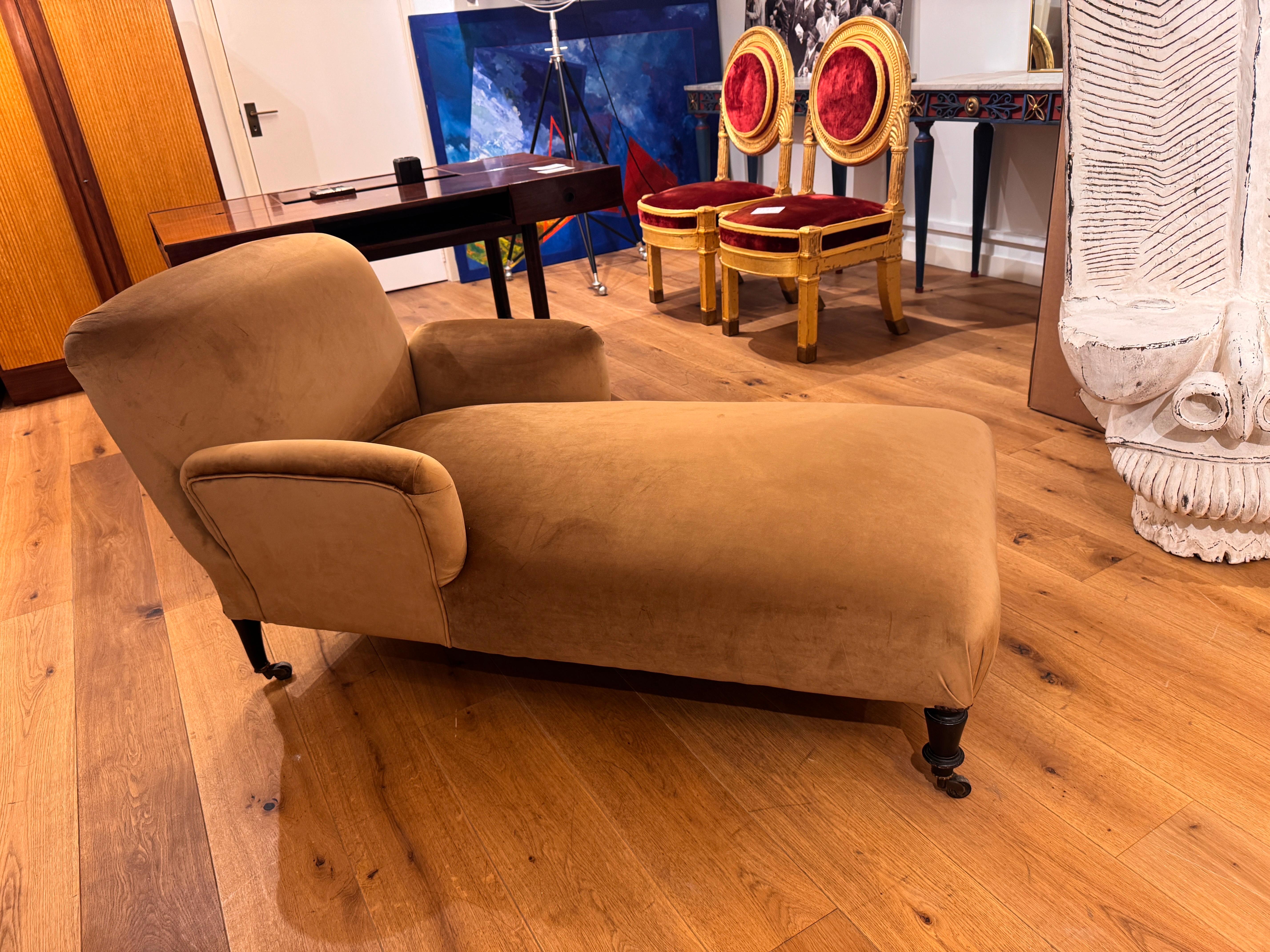 Chaise longue Antique French recién tapizada en terciopelo dorado en venta 2