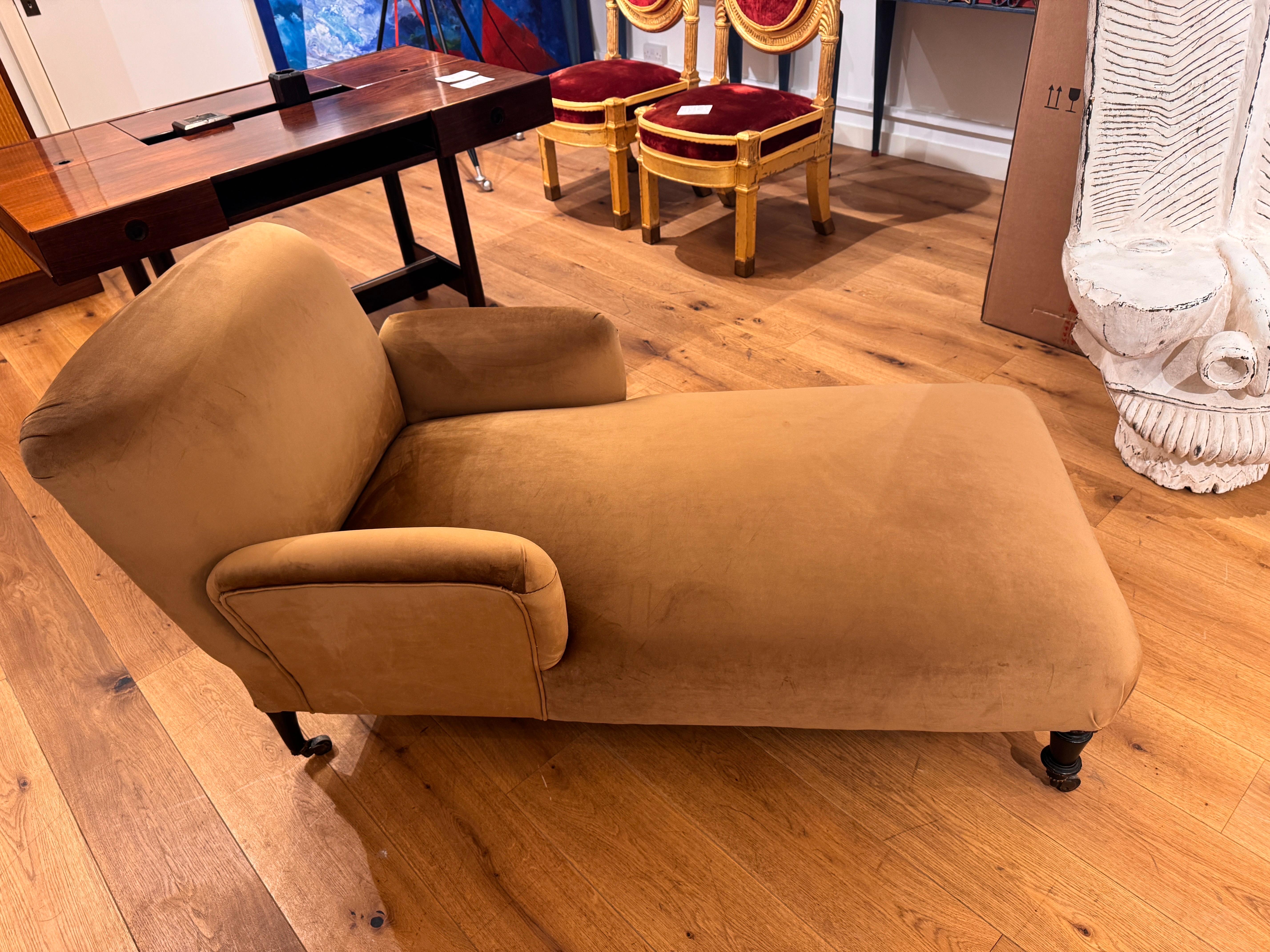 Chaise longue Antique French recién tapizada en terciopelo dorado en venta 3