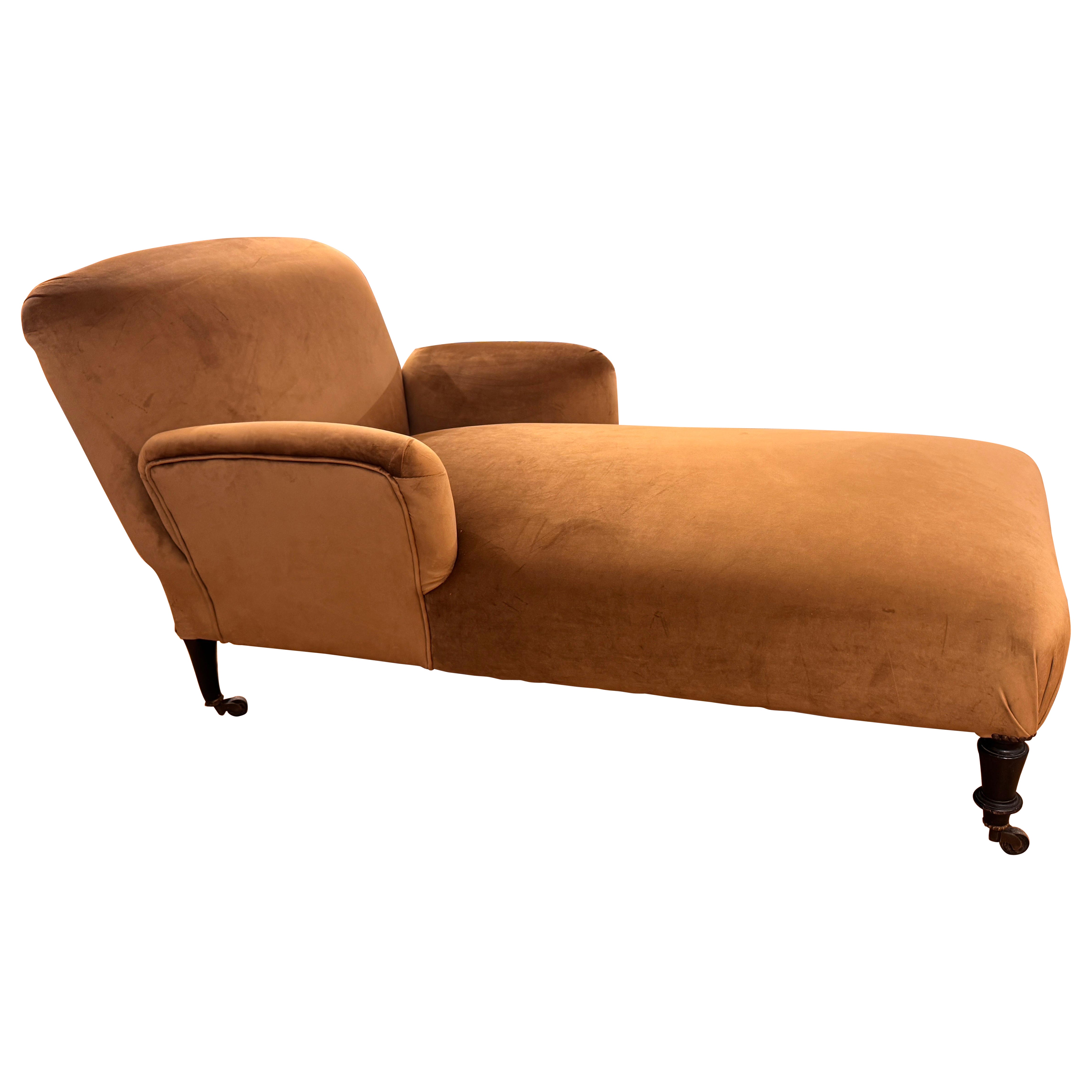 Chaise longue Antique French recién tapizada en terciopelo dorado en venta