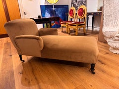 Chaise longue Antique French recién tapizada en terciopelo dorado