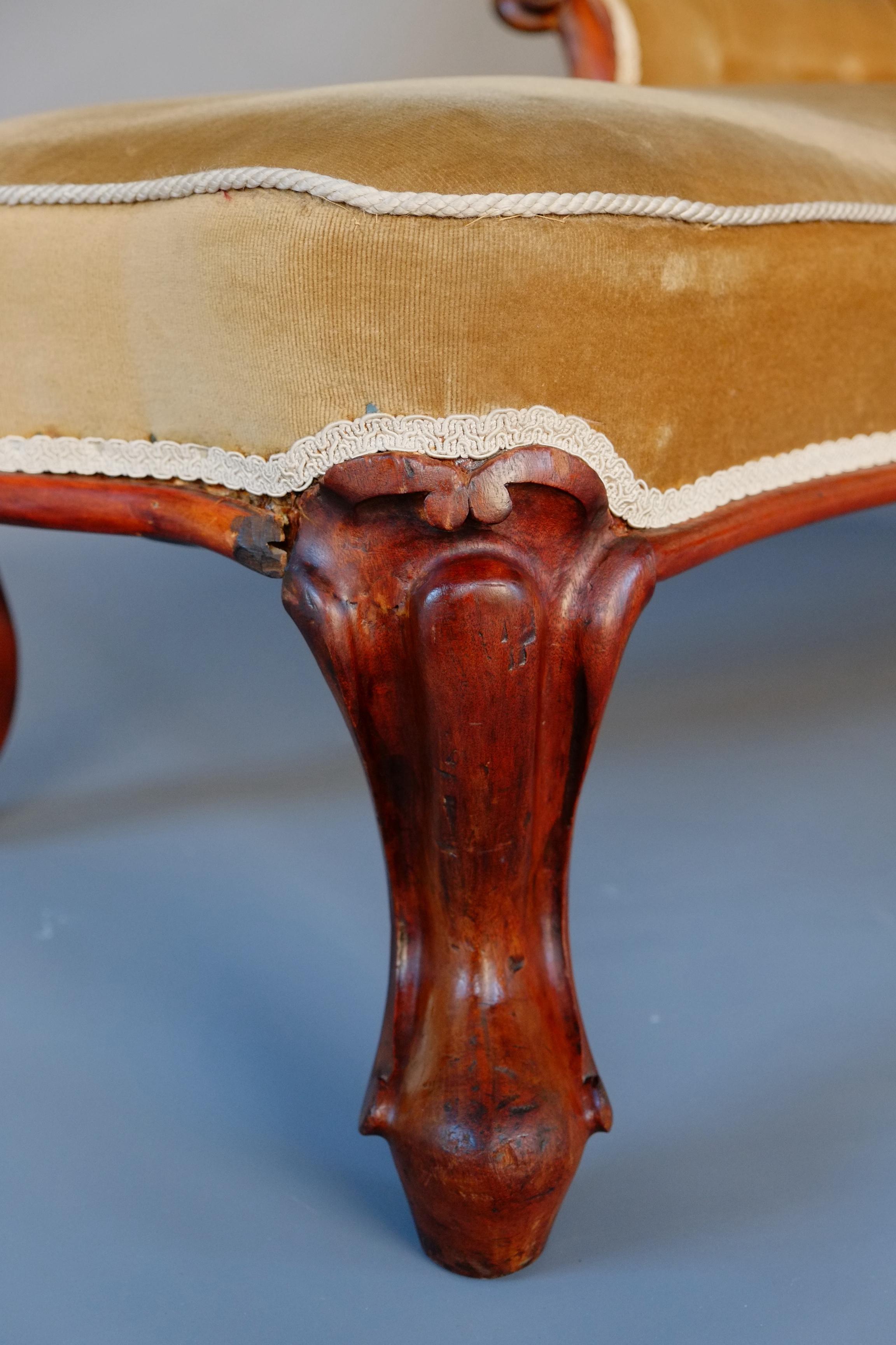Antikes französisches Chaise Longue-Tagesbett aus Nussbaum und Samt 3