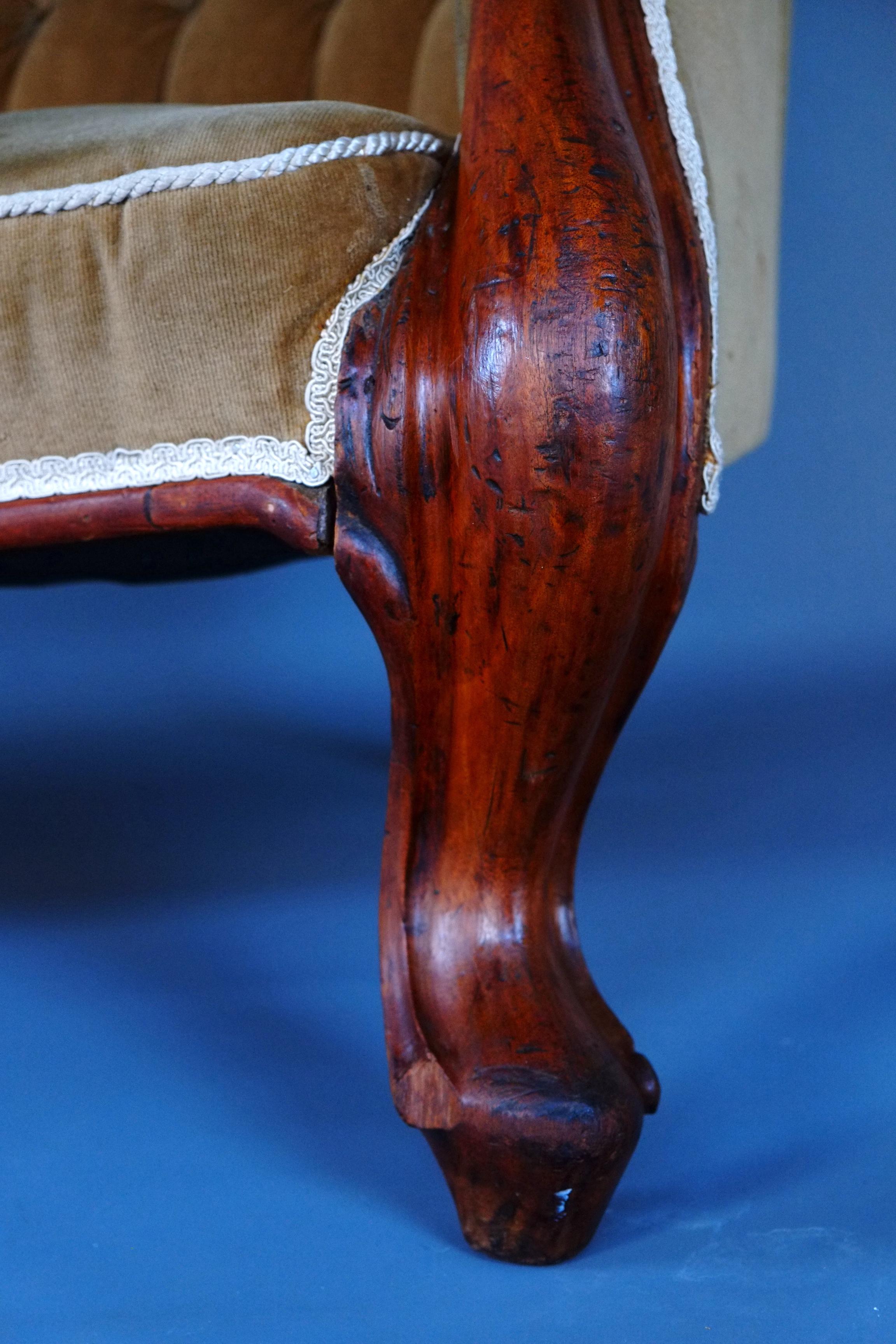Antikes französisches Chaise Longue-Tagesbett aus Nussbaum und Samt 4