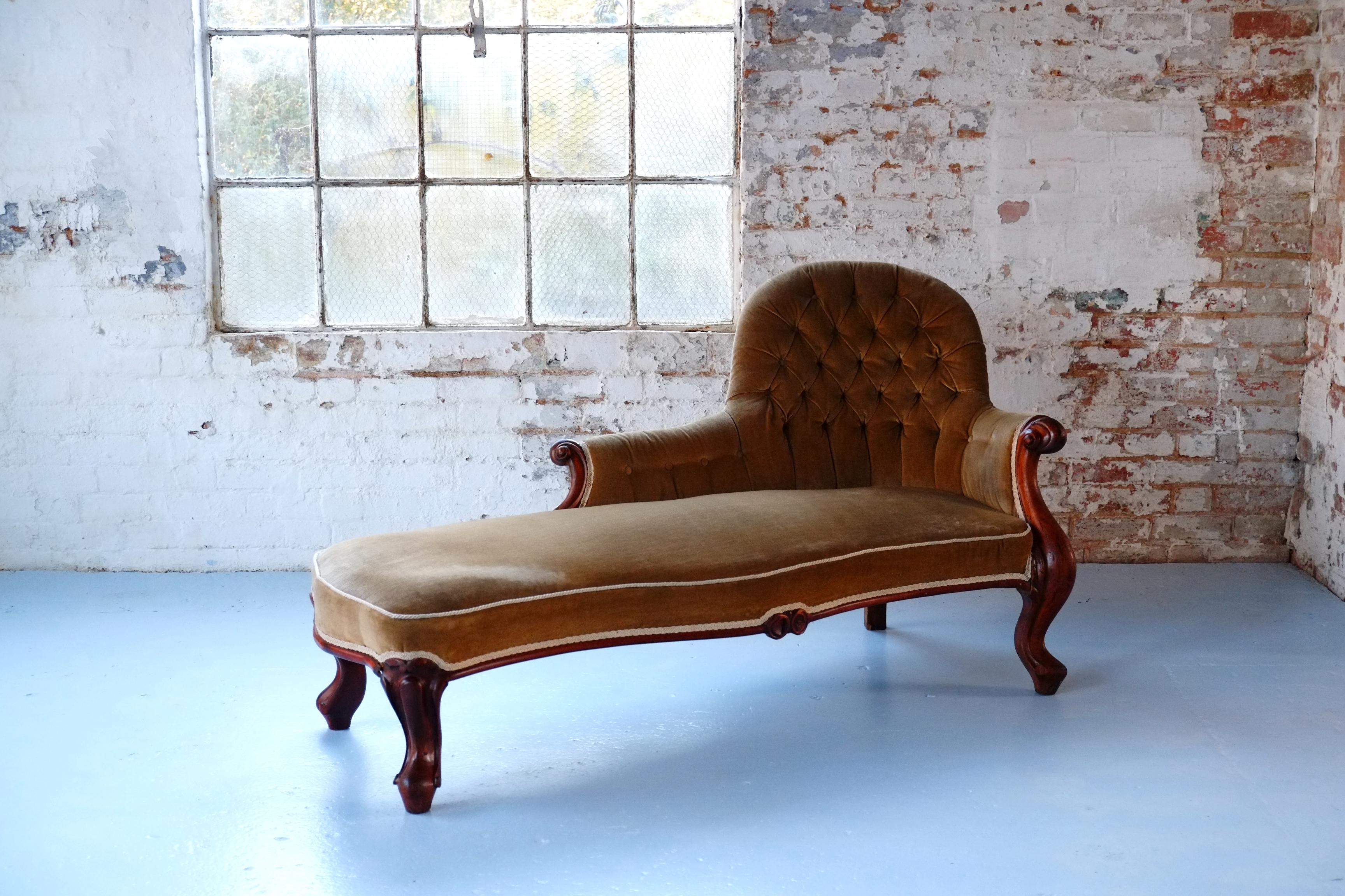 Carved Antique French Chaise Longue Daybed in Walnut and Velvet