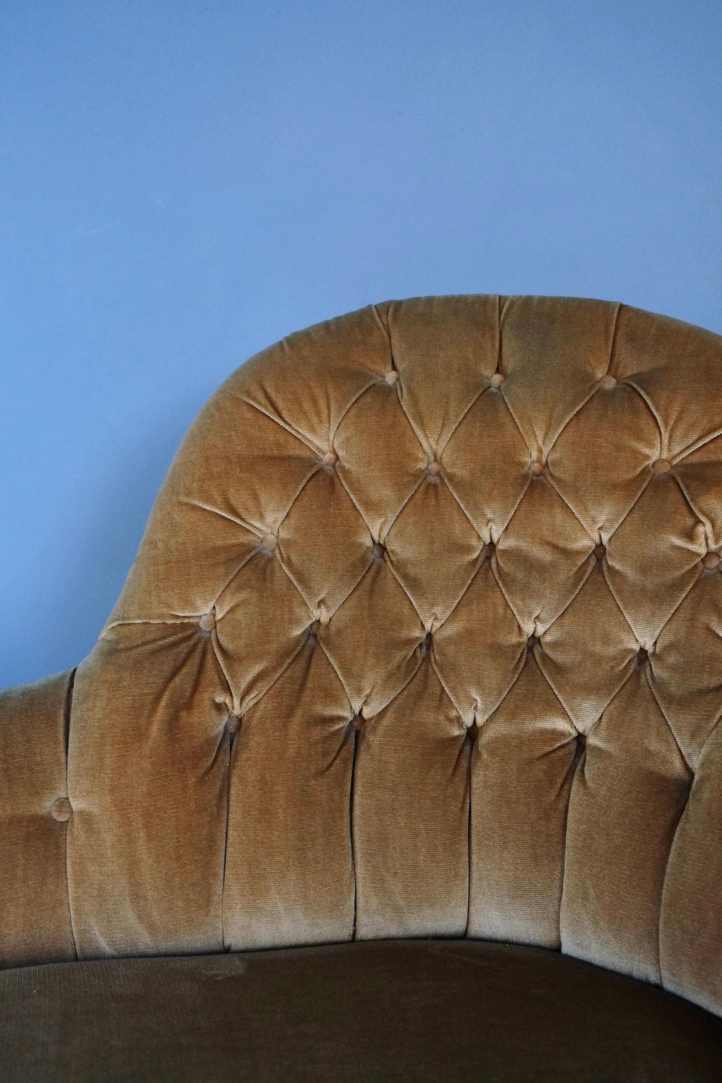 Antikes französisches Chaise Longue-Tagesbett aus Nussbaum und Samt im Zustand „Gut“ in Leicester, GB