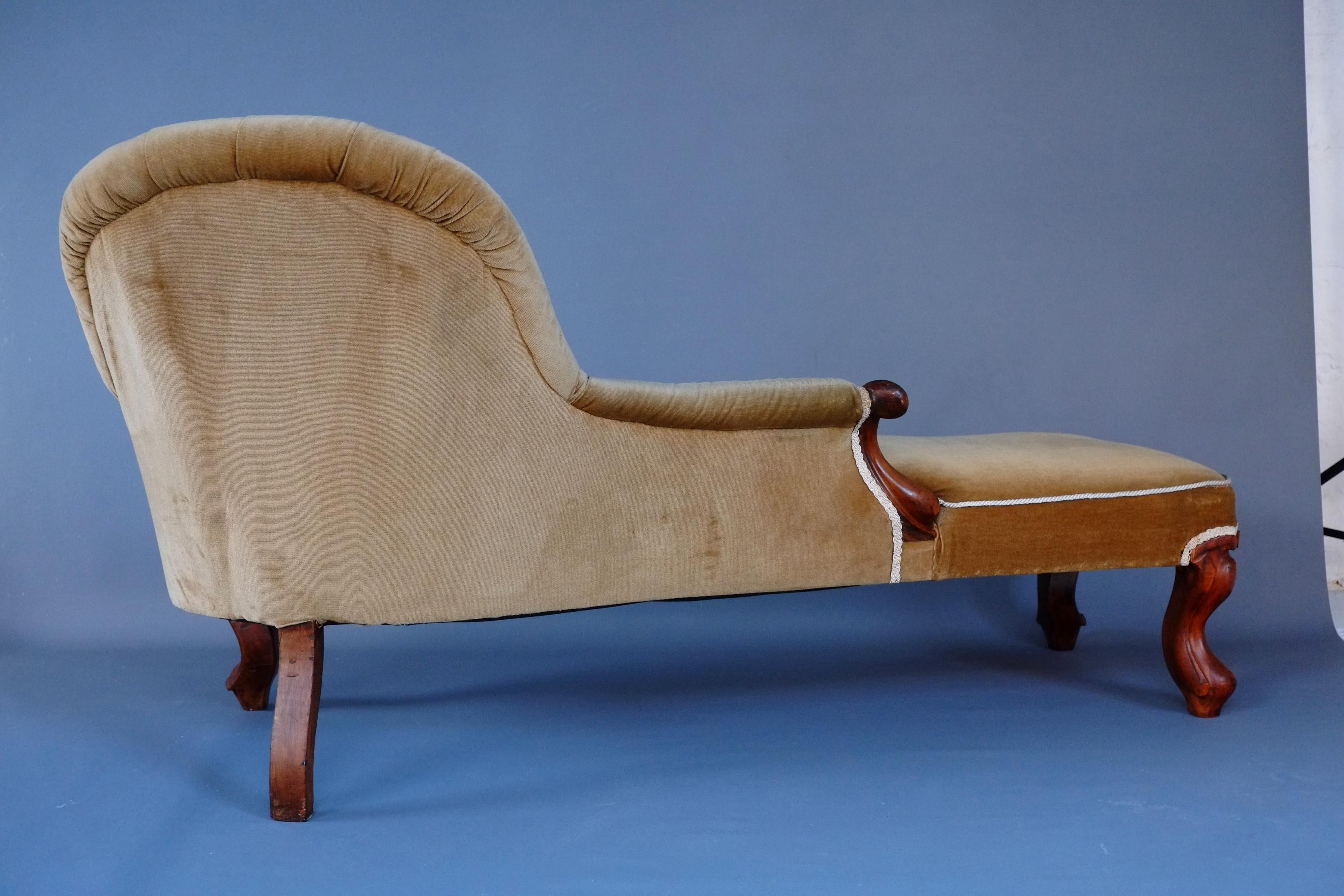 Antikes französisches Chaise Longue-Tagesbett aus Nussbaum und Samt 1