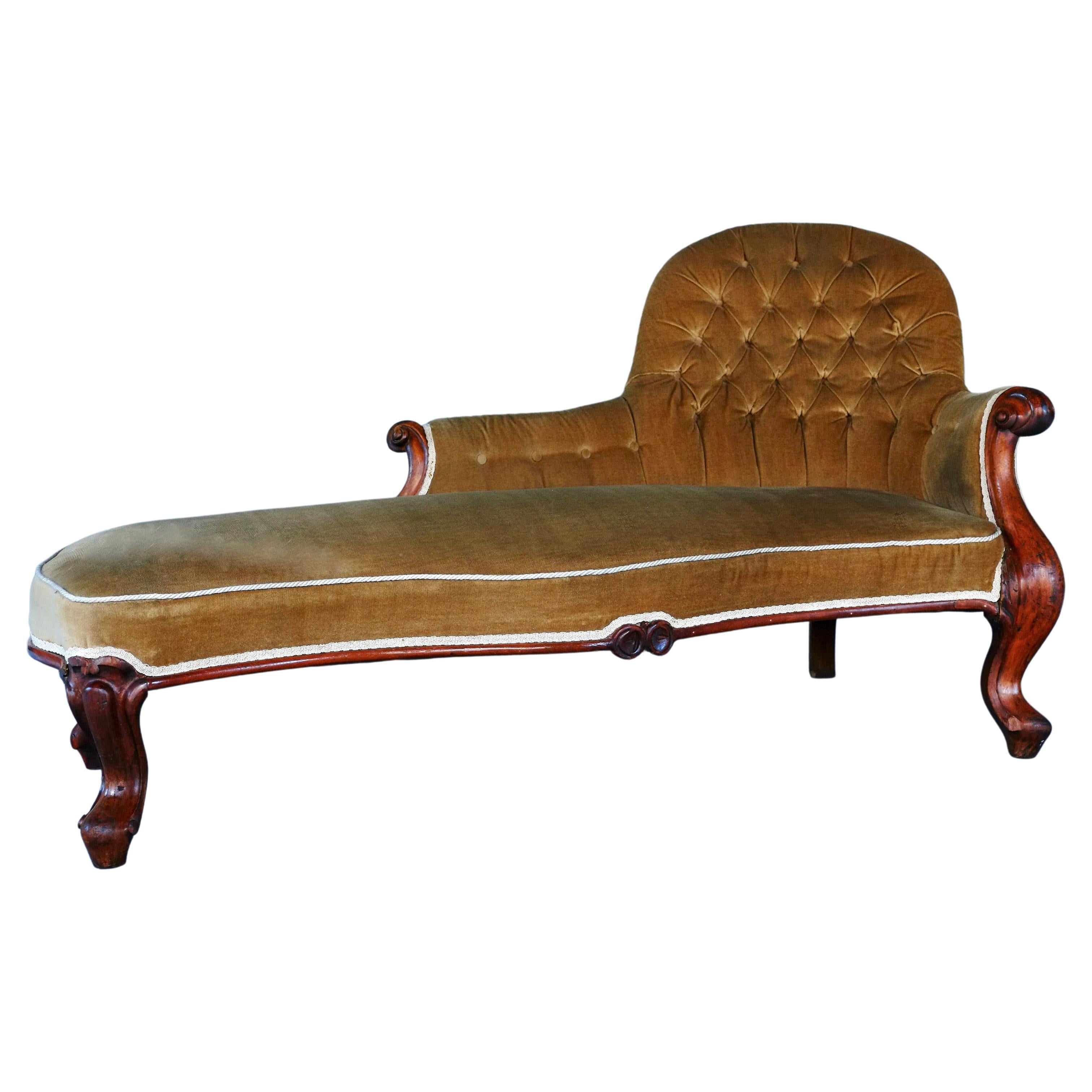 Antique French Chaise Longue Daybed in Walnut and Velvet