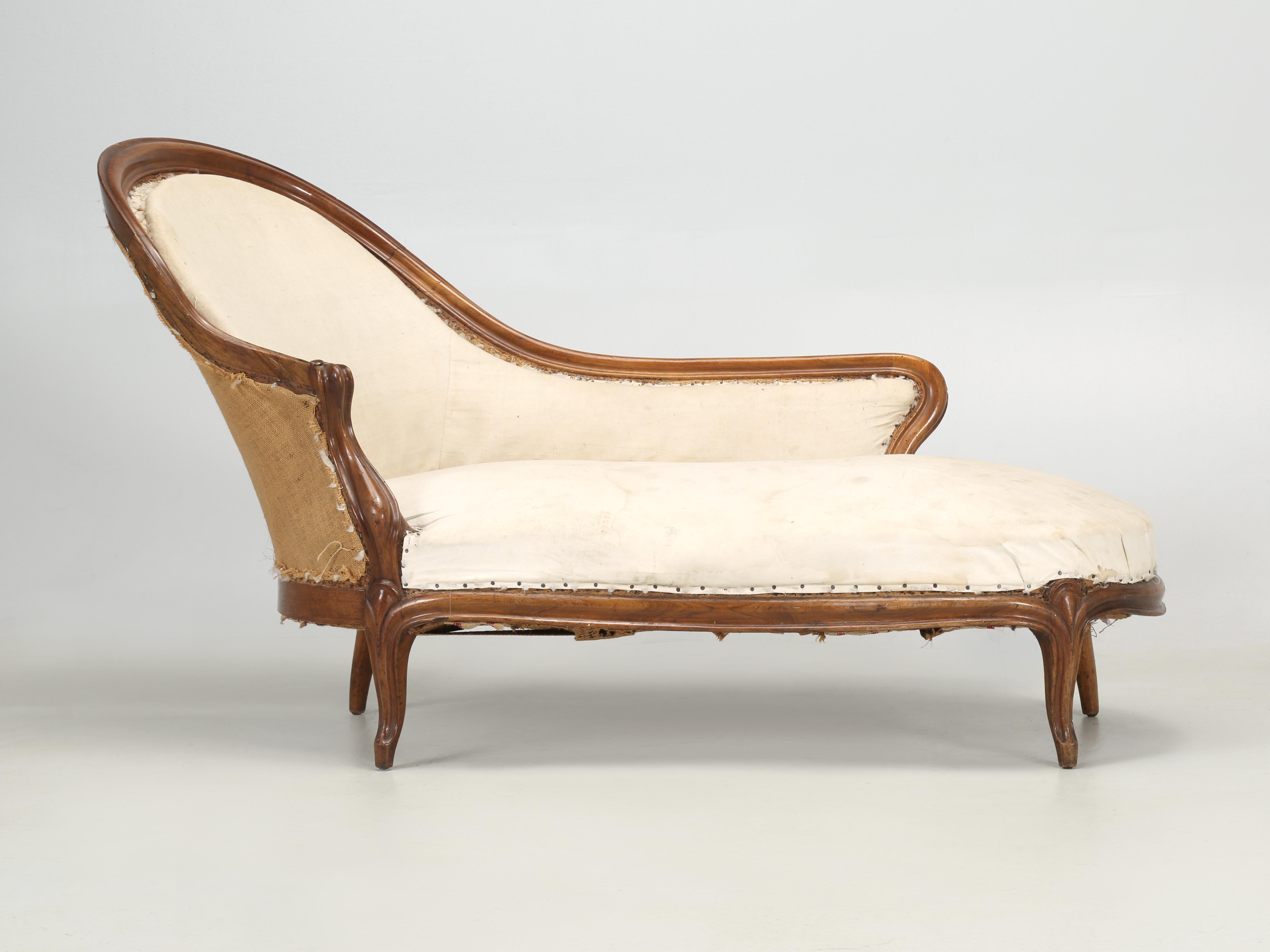 Antique French Louis XV style Chaise Longue from the 19th century in need of new upholstery. The frame of our méridienne style French chaise lounge, is made from a beautiful figured French walnut, indicating it was a higher quality item than the