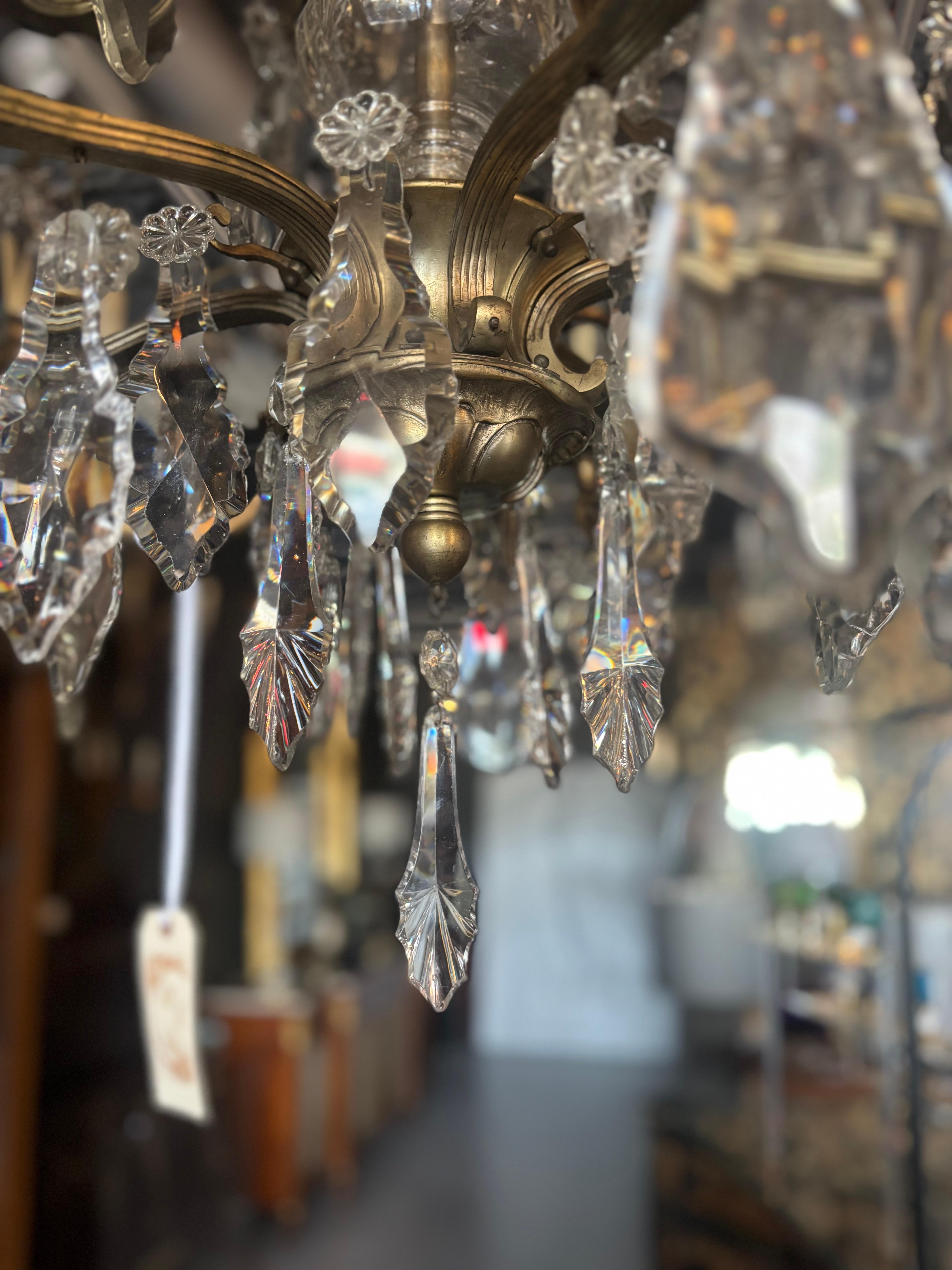 Lampadario francese antico a 10 luci. Realizzato in Broze e in ottime condizioni. Dalla proprietà di O.P Leonard del Leonard's Department Store. 