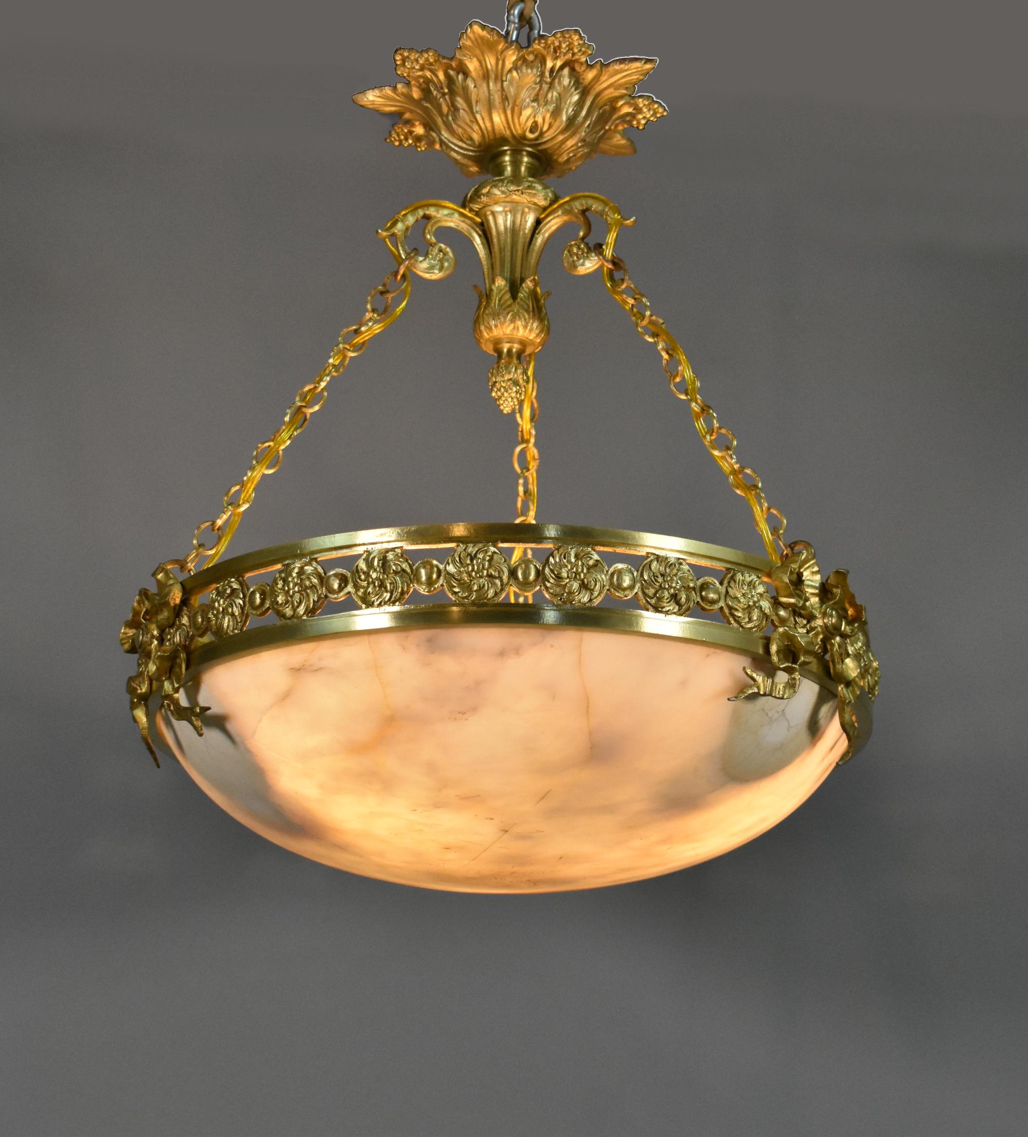 Antiker französischer Kronleuchter aus Bronze und Alabaster, Napoleon III., Zweites Kaiserreich im Zustand „Gut“ im Angebot in SAINTE-COLOMBE, FR