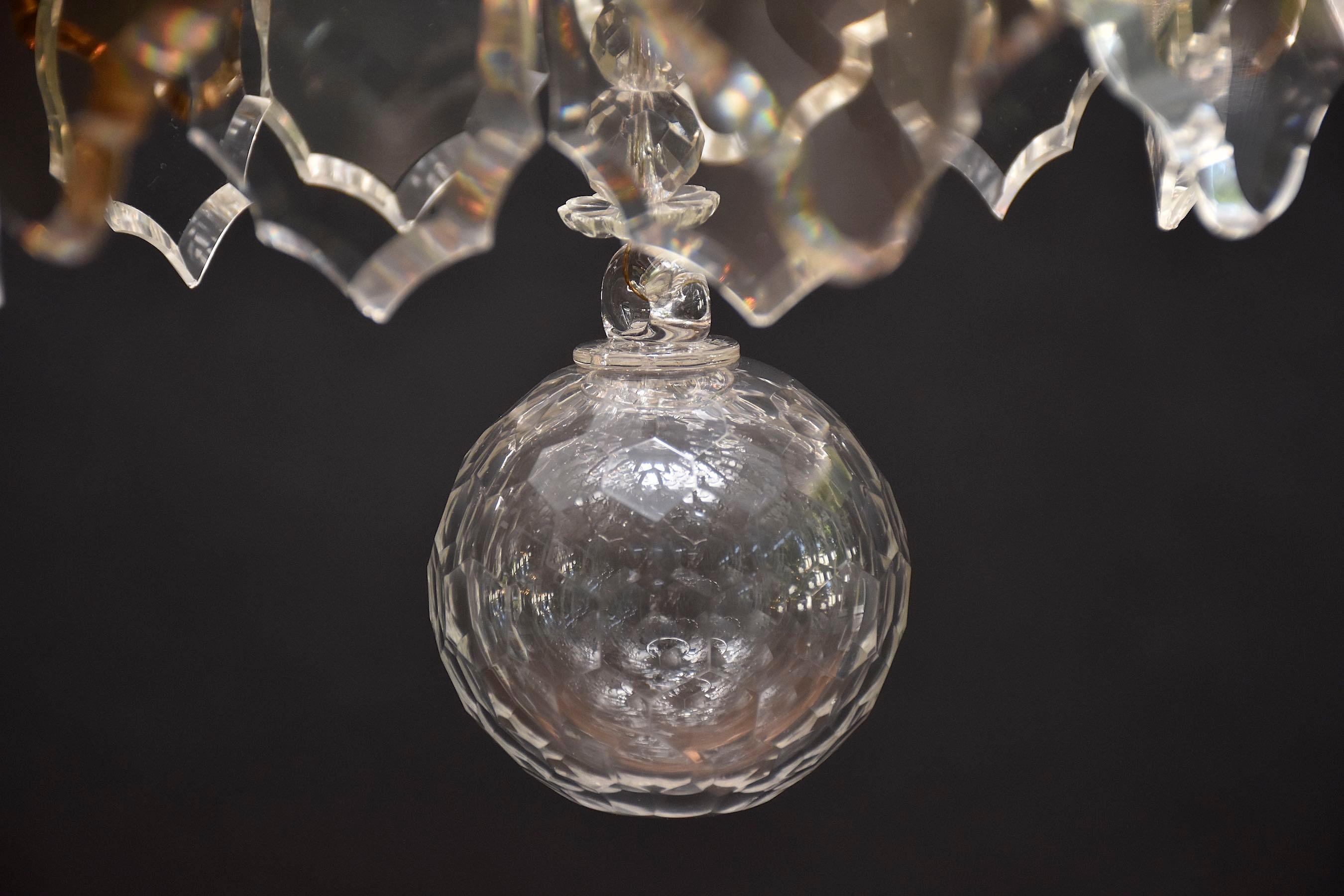 Lustre français ancien avec des cristaux de couleur claire et douce en vente 3