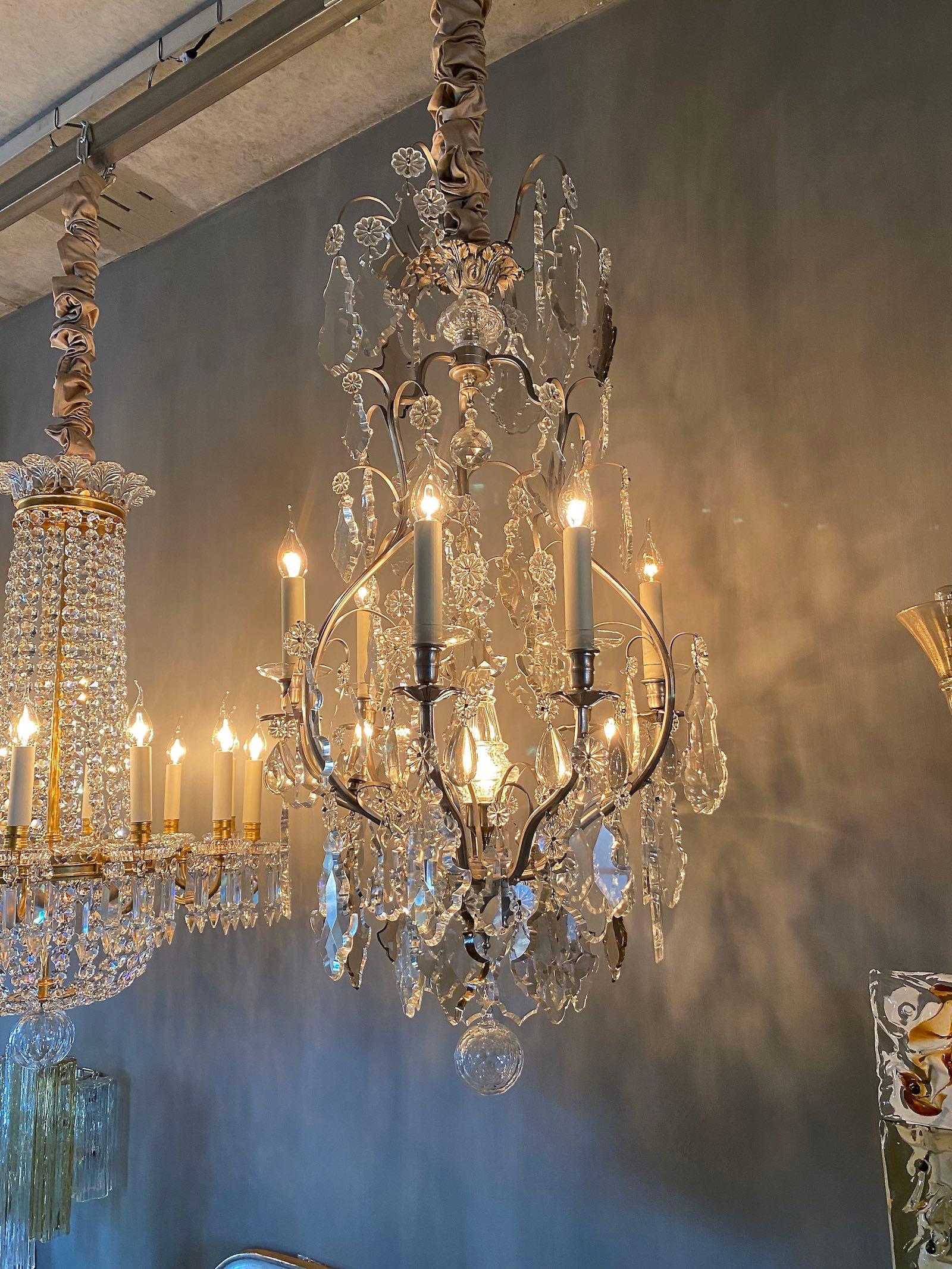 Lustre français ancien avec des cristaux de couleur claire et douce en vente 4