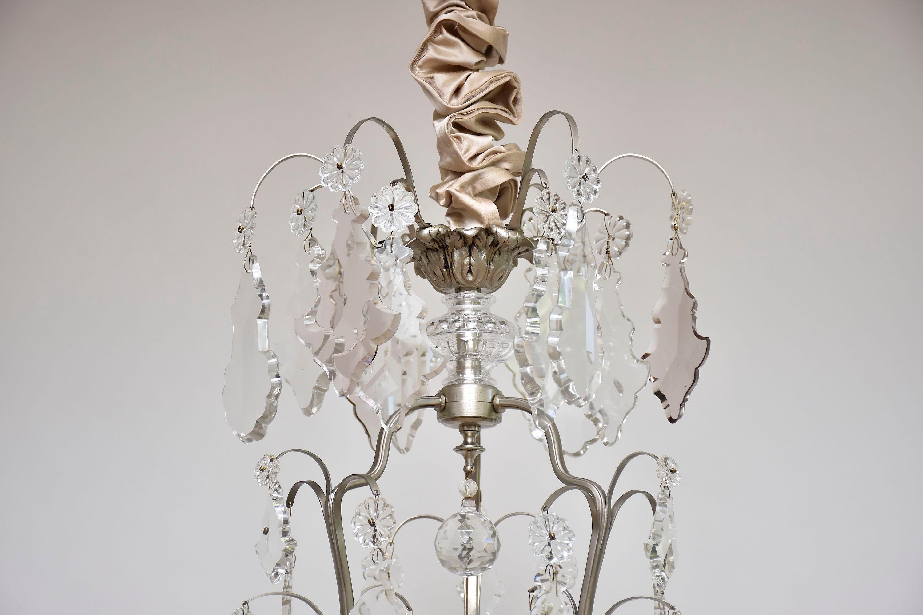 Louis XV Lustre français ancien avec des cristaux de couleur claire et douce en vente