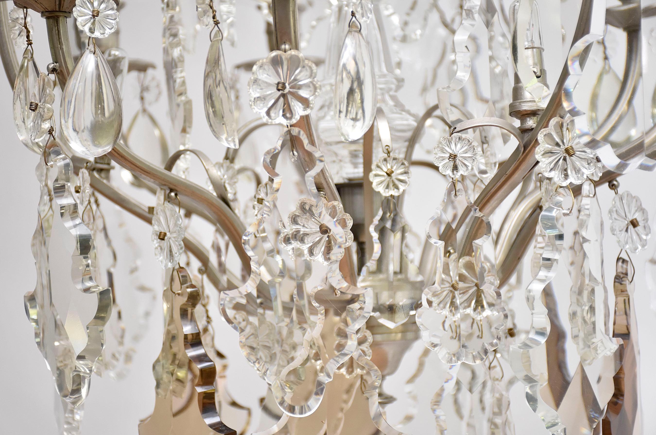 Français Lustre français ancien avec des cristaux de couleur claire et douce en vente