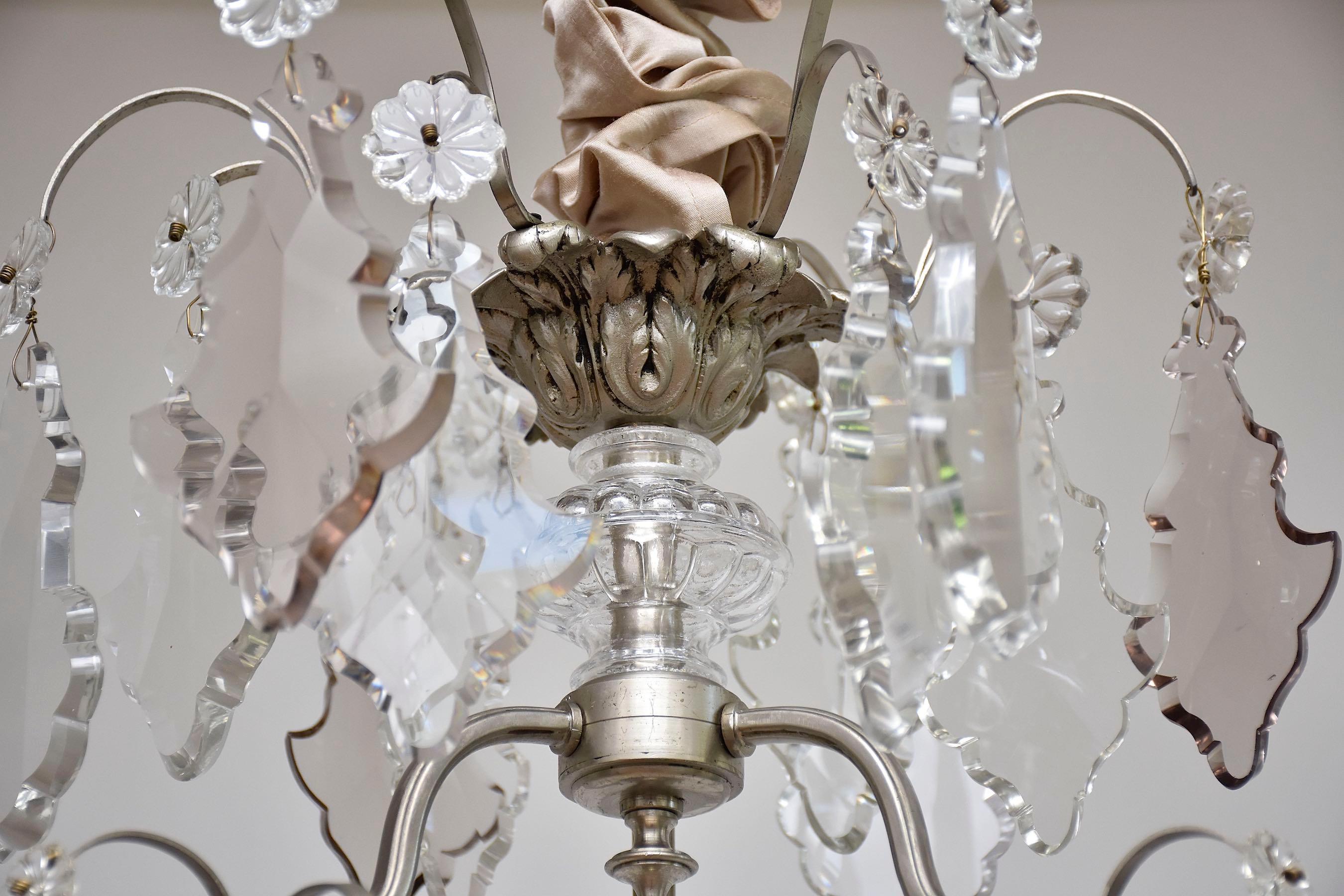Lustre français ancien avec des cristaux de couleur claire et douce Bon état - En vente à SON EN BREUGEL, NL